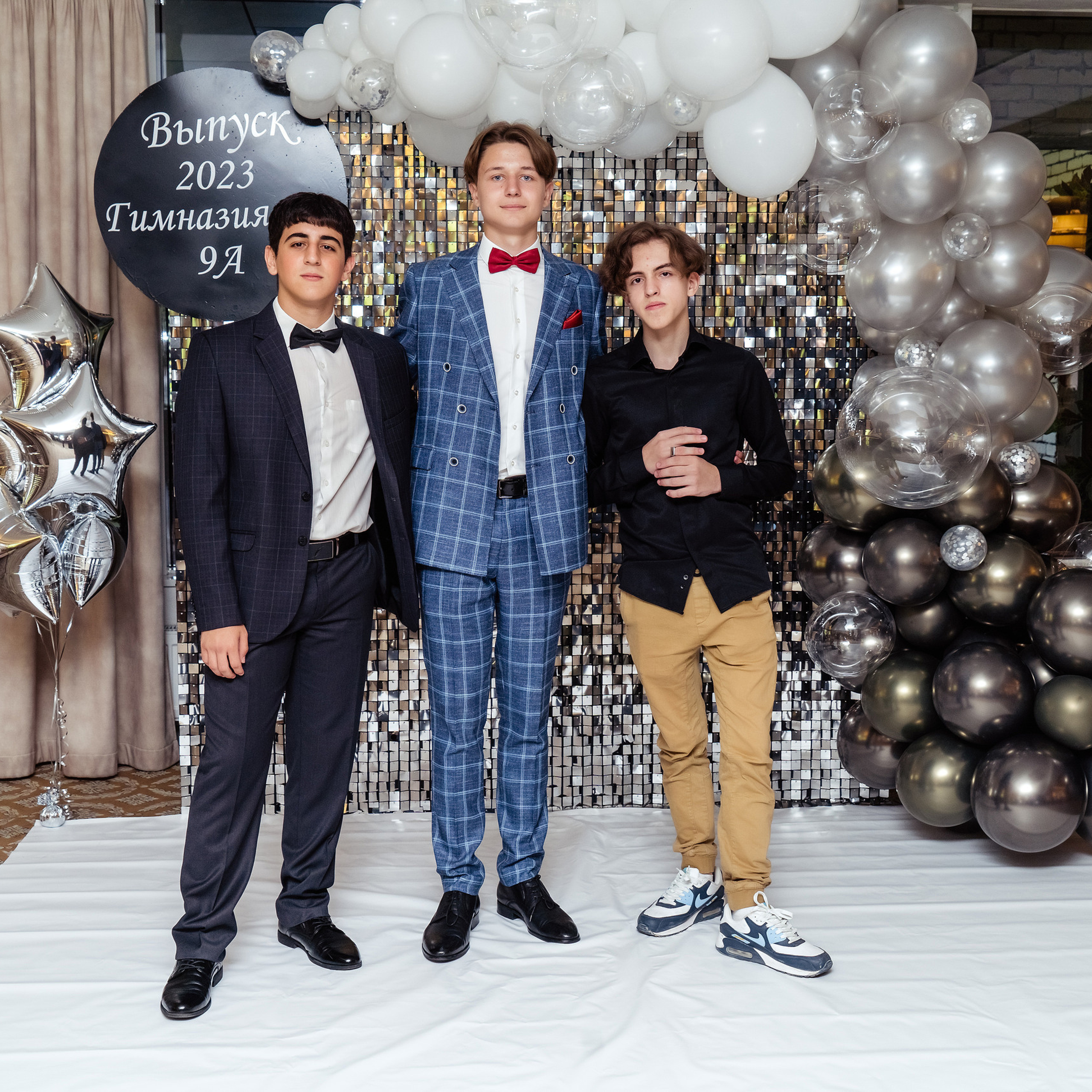 Съемка выпускного общая фотография портрет школьника фотокнига. Выпускные альбомы в Новороссийске и Краснодарском крае