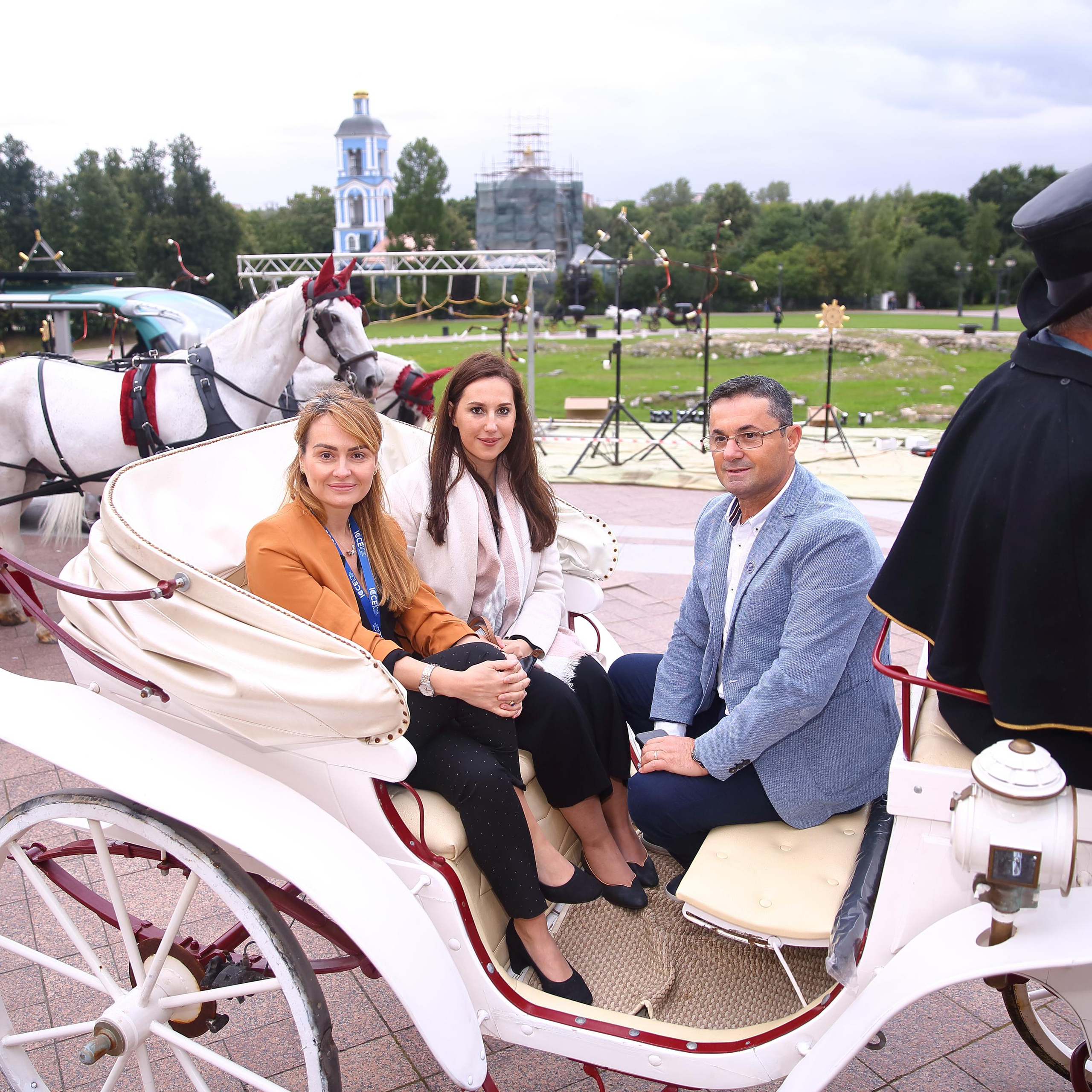 Встреча гостей в Царицыно вместе с солистами Геликон оперы.