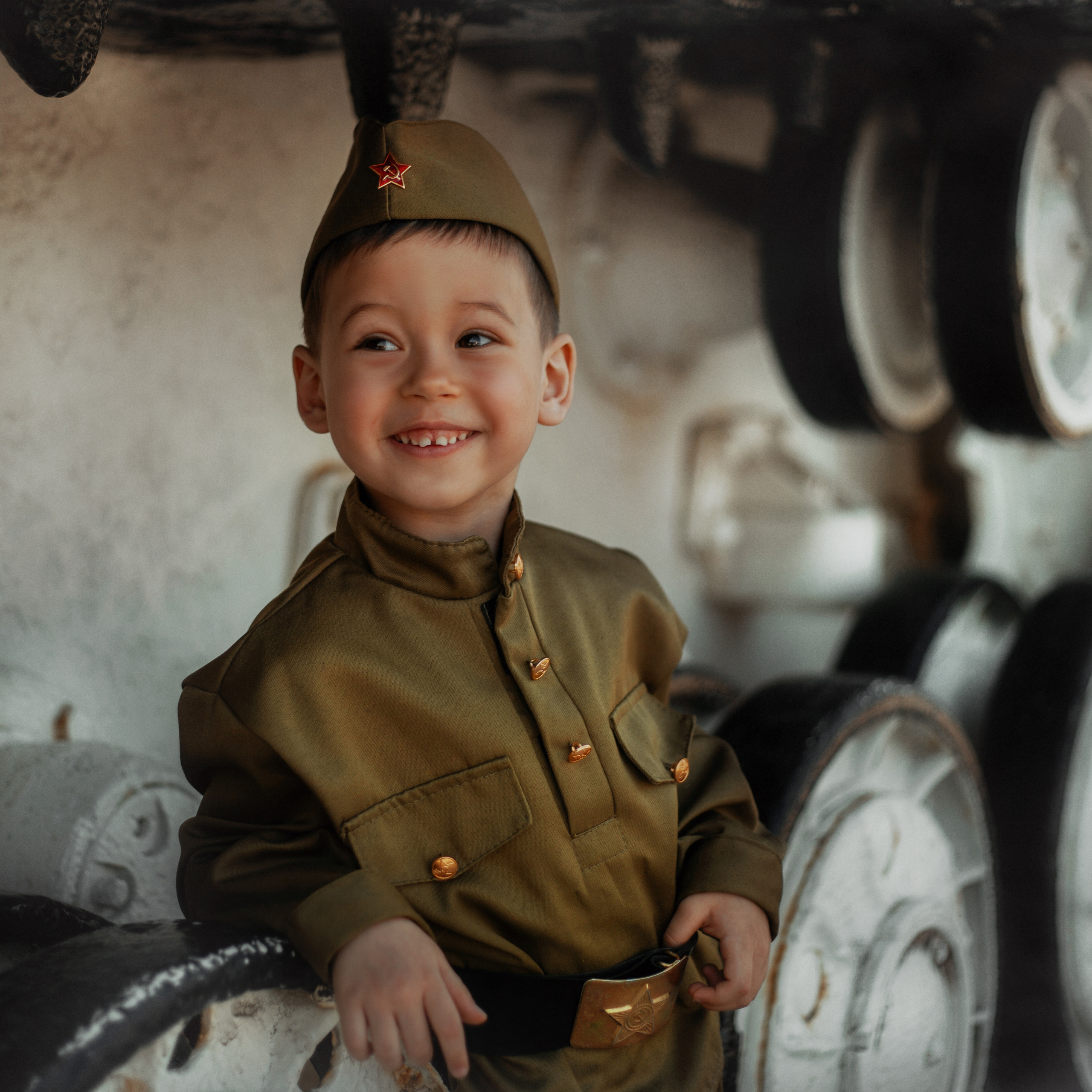 Малыши на съёмке ко Дню Победы)