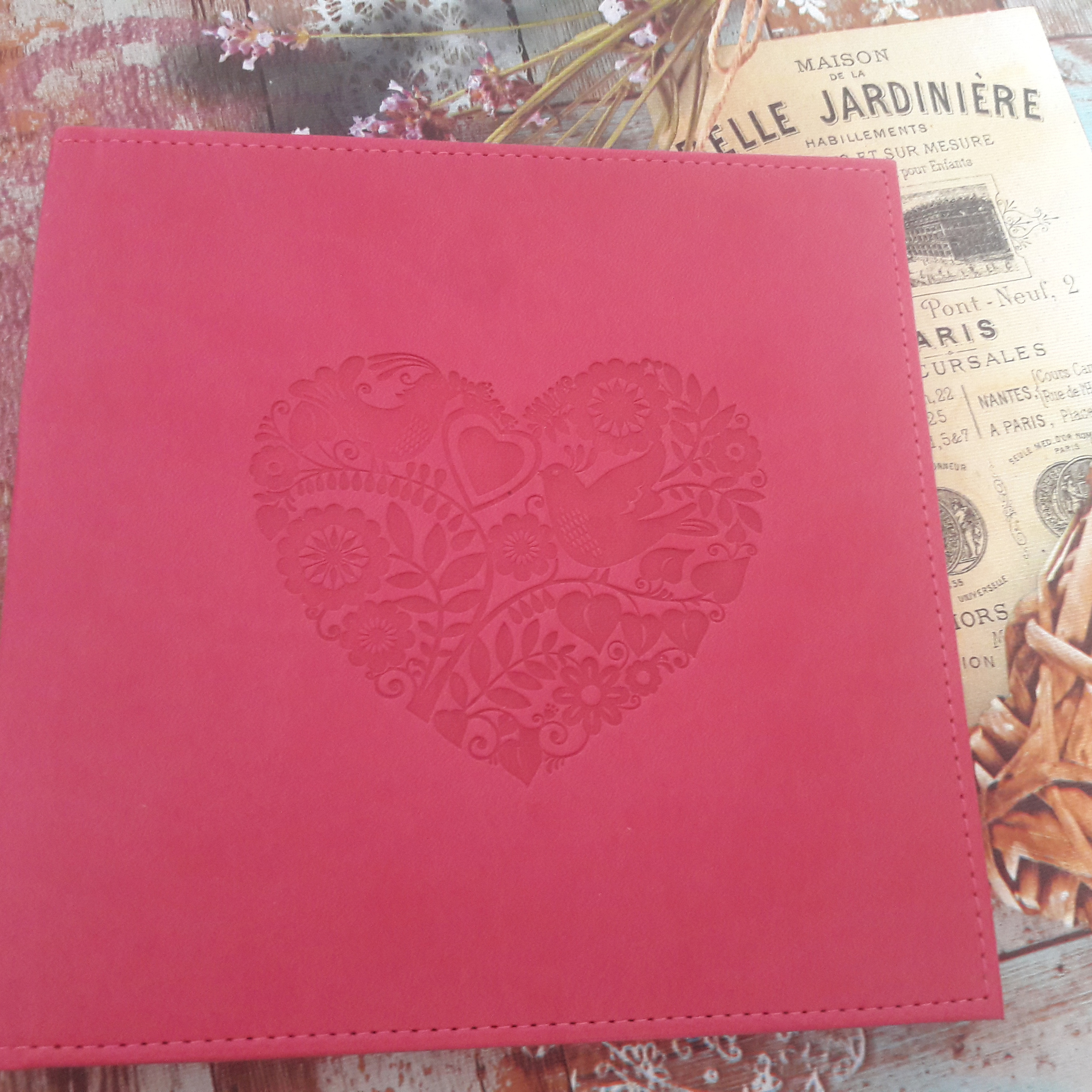 Размеры фотокниги 20*20 см. Обложка с тиснением сердце.