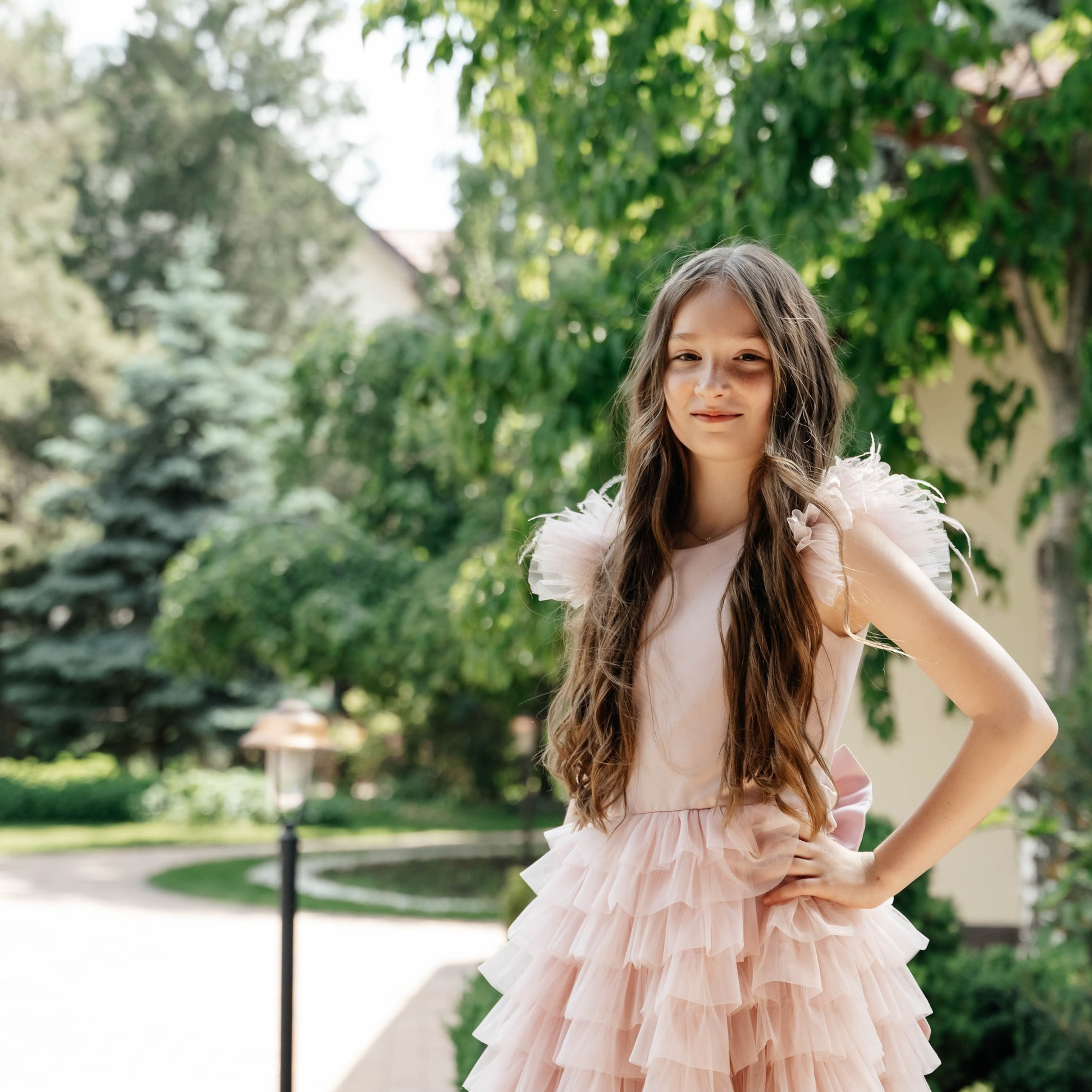 Детский праздник: дети участвуют в активной игре на открытом воздухе