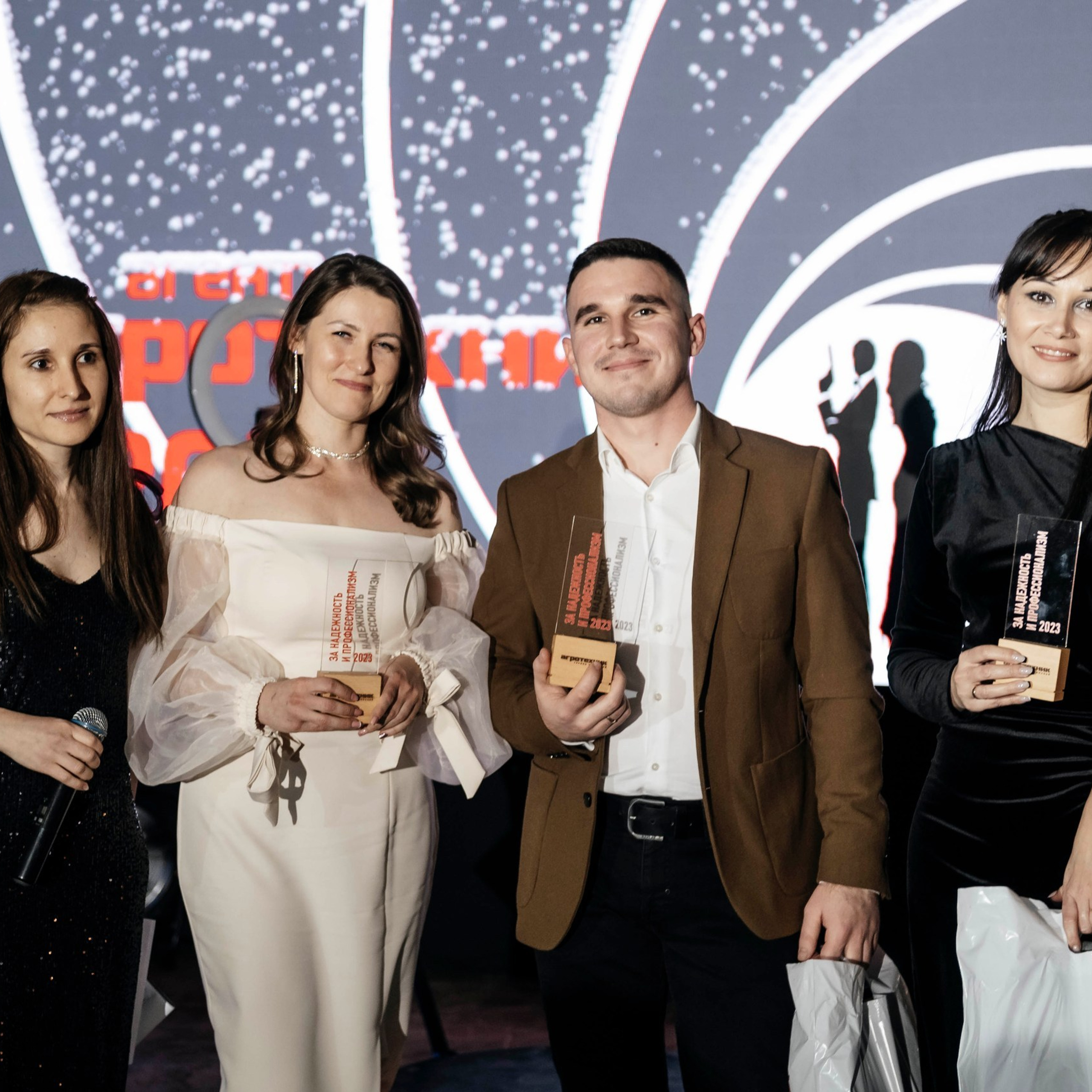 Корпоративная вечеринка в Ростов-на-Дону от Ивент агентство Анастасии Новиковой: гости общаются и участвуют в развлечениях.