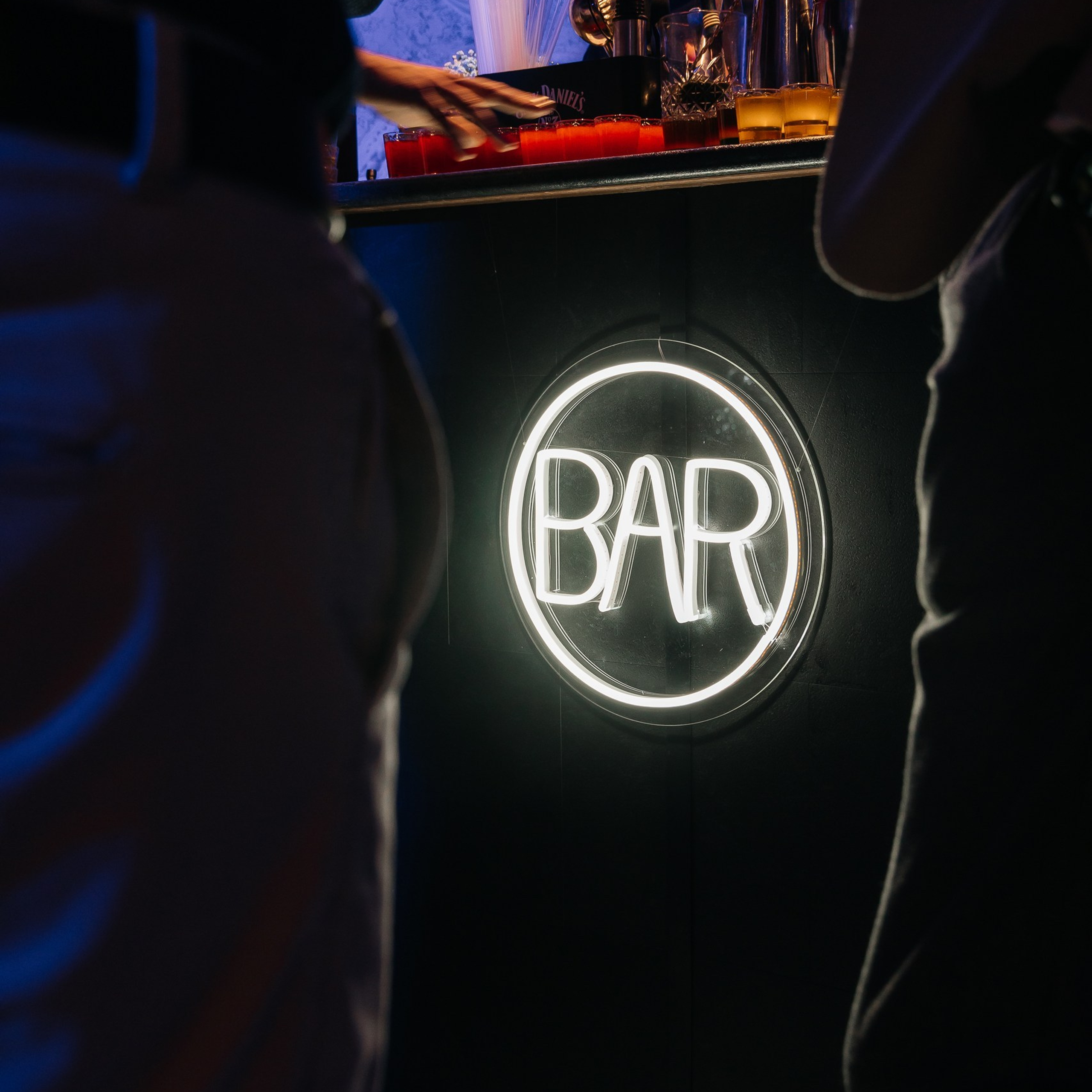 Гости танцуют на корпоративной вечеринке в Ростове-на-Дону