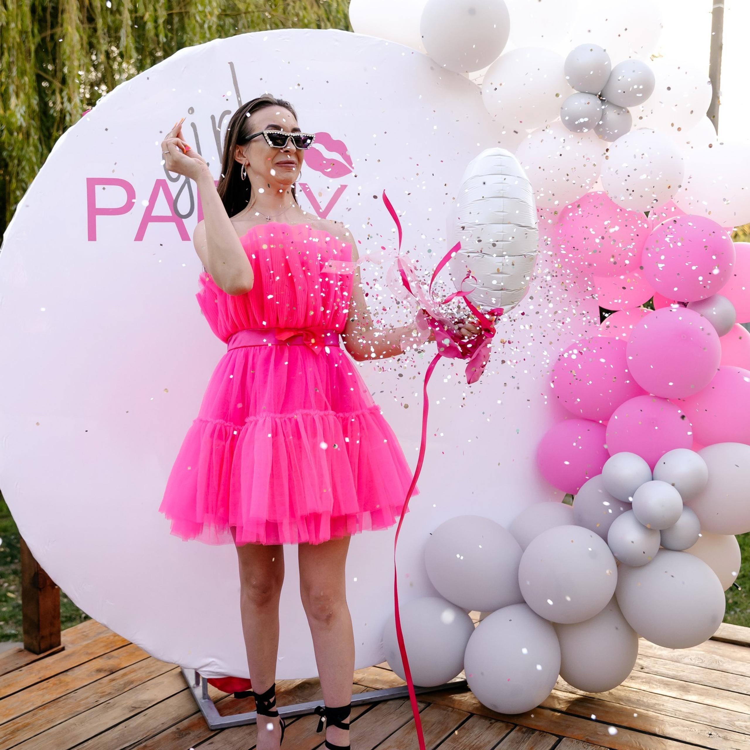 Весёлый девичник с яркими украшениями, декором и фото-зоной