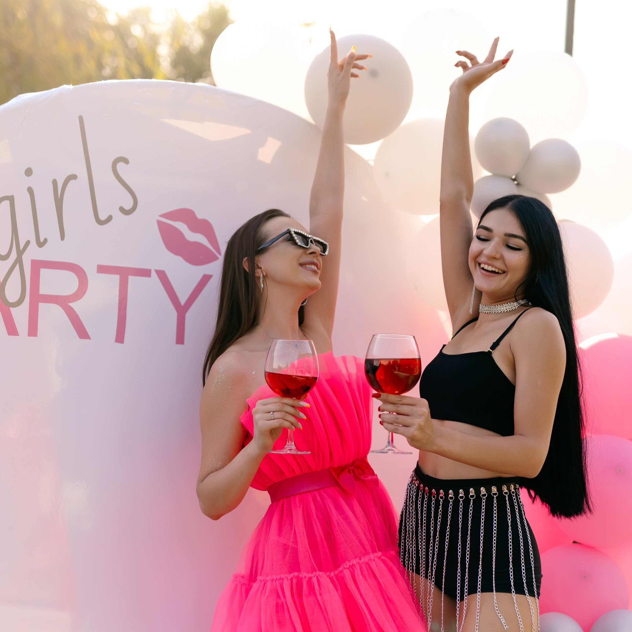 Гости девичника фотографируются у тематической фотозоны с шарами