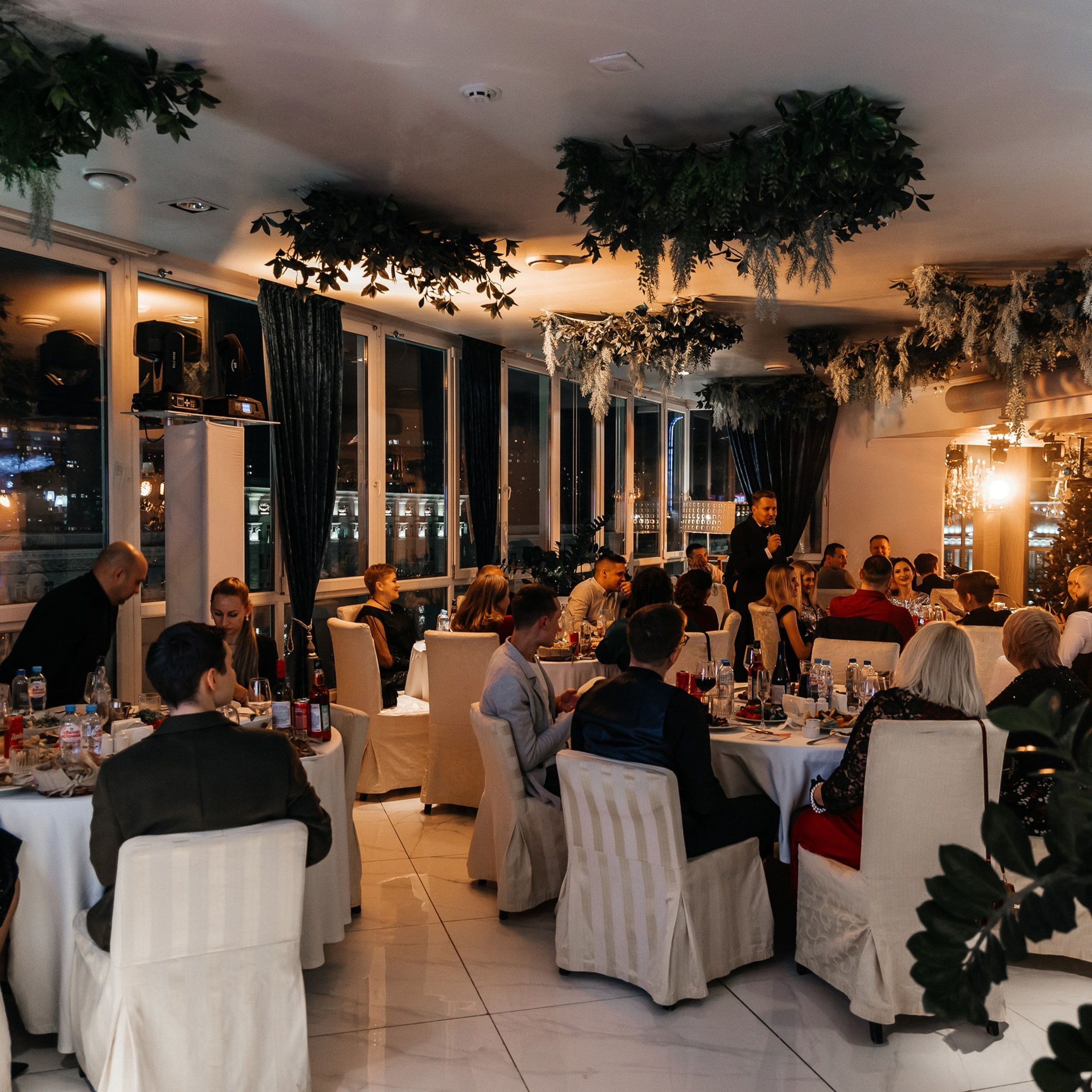 Корпоративная вечеринка в Ростов-на-Дону от Ивент агентство Анастасии Новиковой: гости общаются и участвуют в развлечениях.