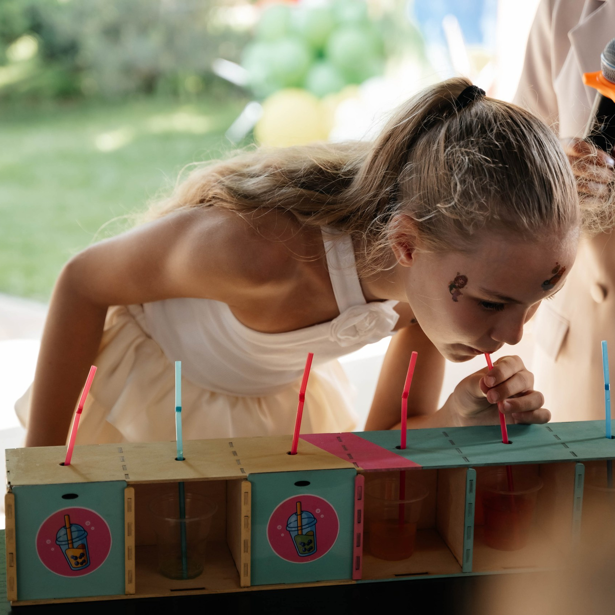 Детский праздник: дети участвуют в активной игре на открытом воздухе