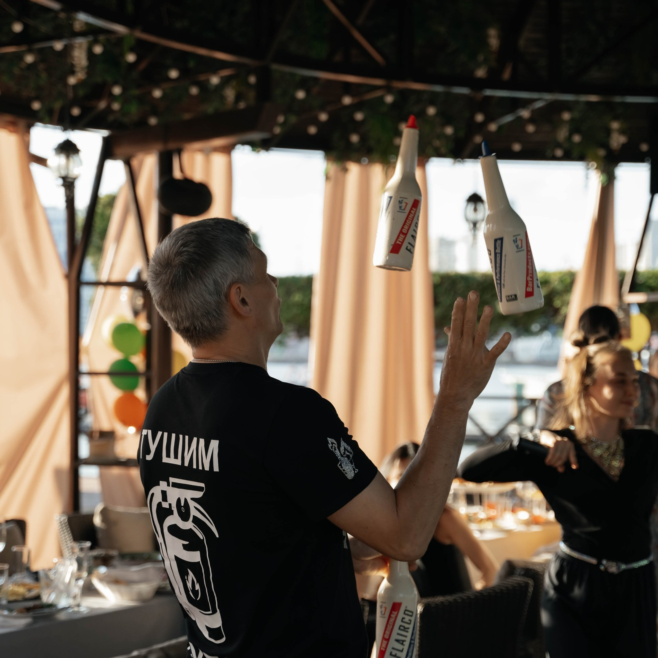 Ведущий организует конкурс для детей на празднике в Ростове-на-Дону