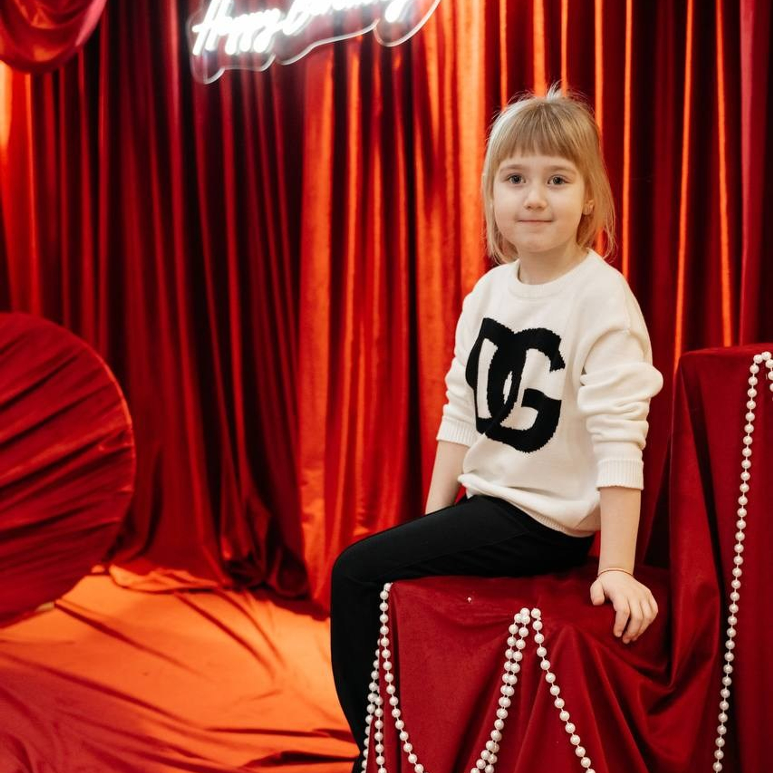 Детский день рождения в красной тематике: праздничная фотозона и декор