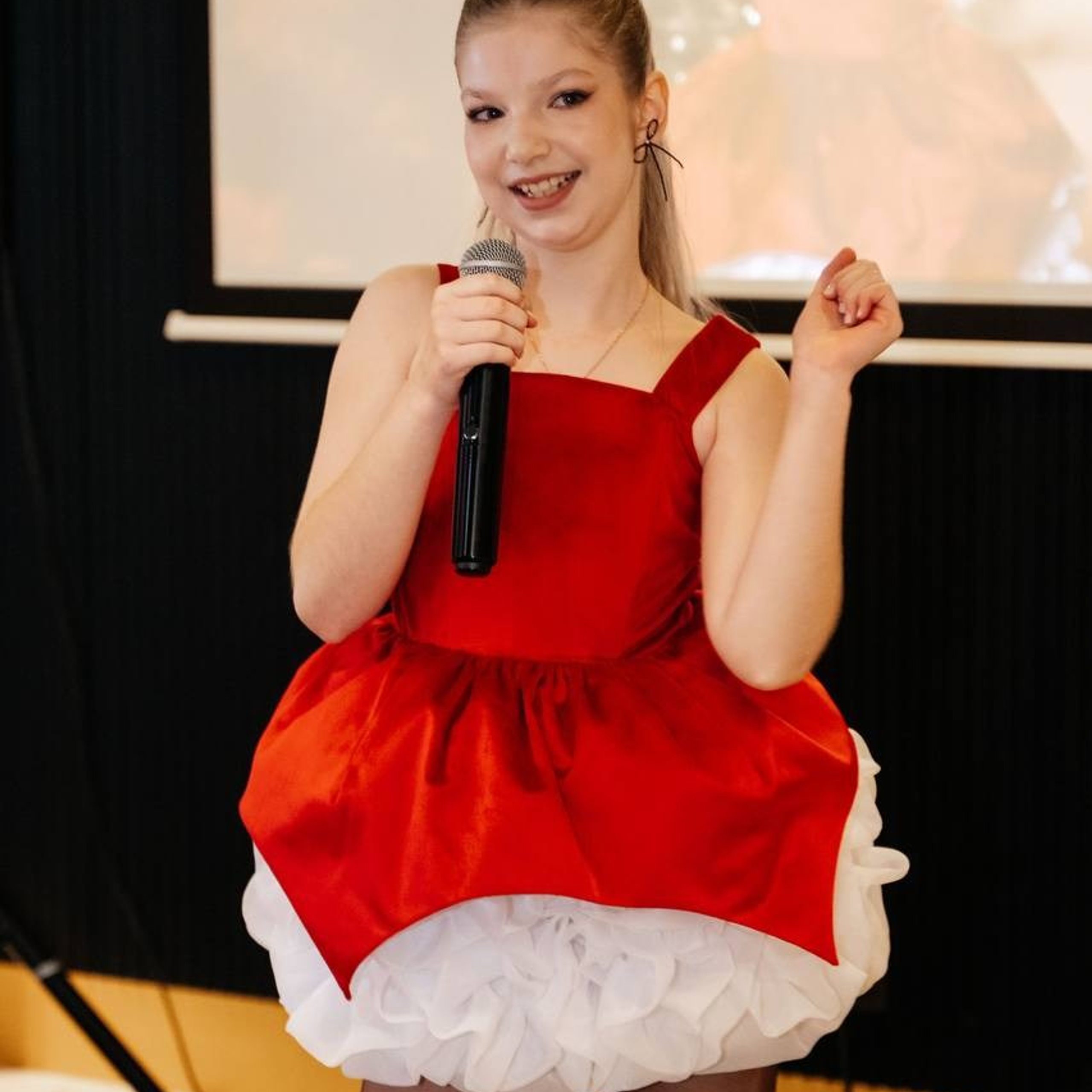 Именинница на детском празднике в Ростов-на-Дону: улыбается и празднует день рождения в окружении гостей.