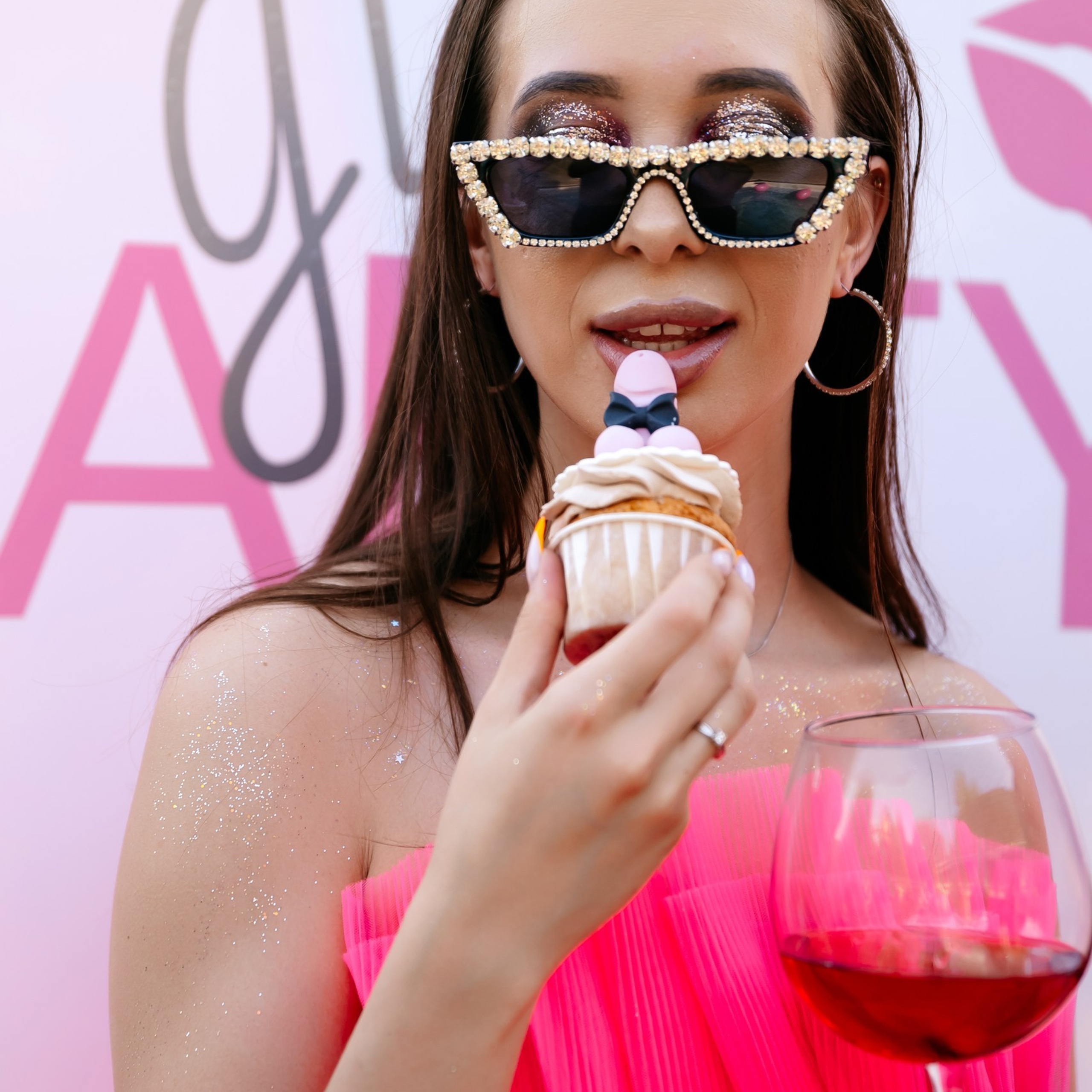 Гости девичника фотографируются у тематической фотозоны с шарами