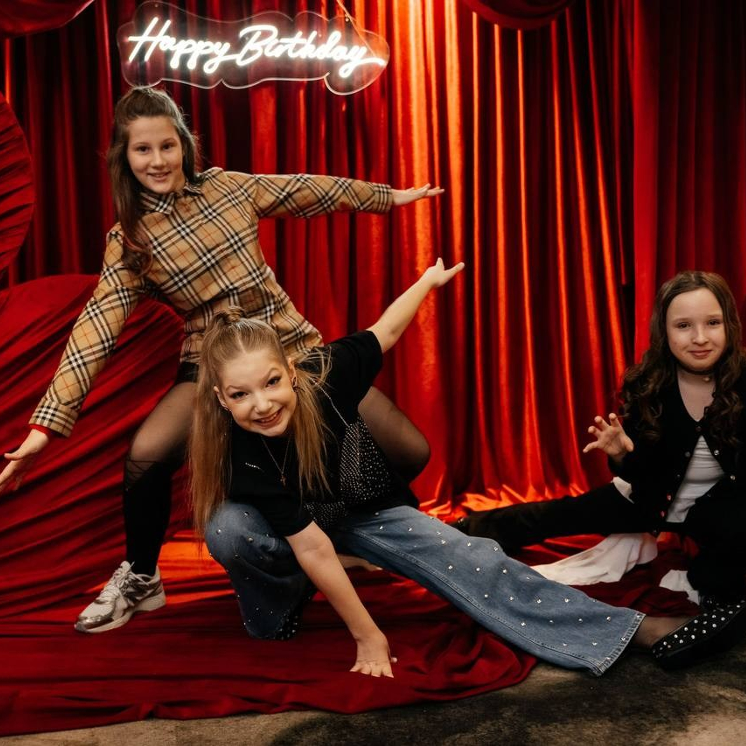 Дети играют на красном дне рождения в Ростов-на-Дону, создавая праздничную и веселую атмосферу.