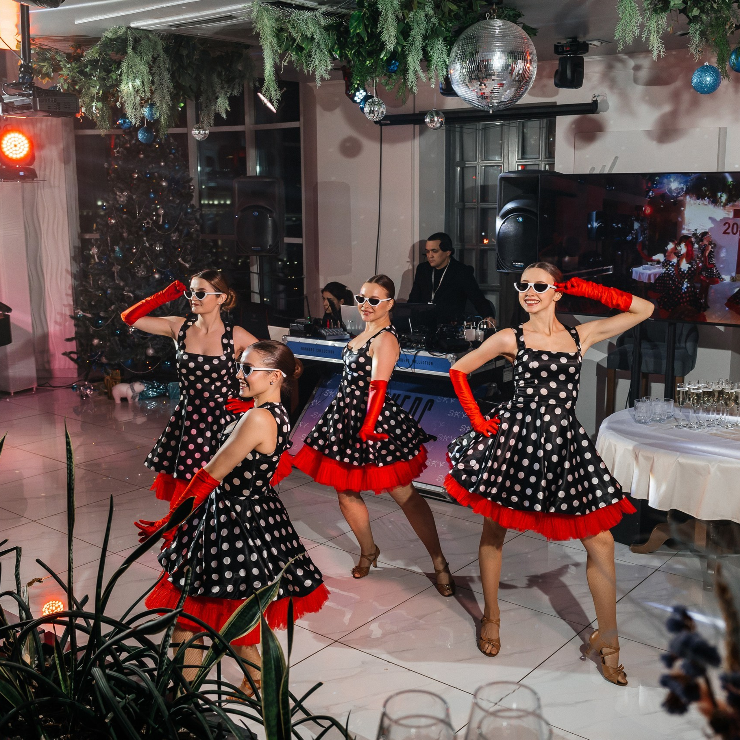 Корпоративная вечеринка в Ростов-на-Дону от Ивент агентство Анастасии Новиковой: гости общаются и участвуют в развлечениях.