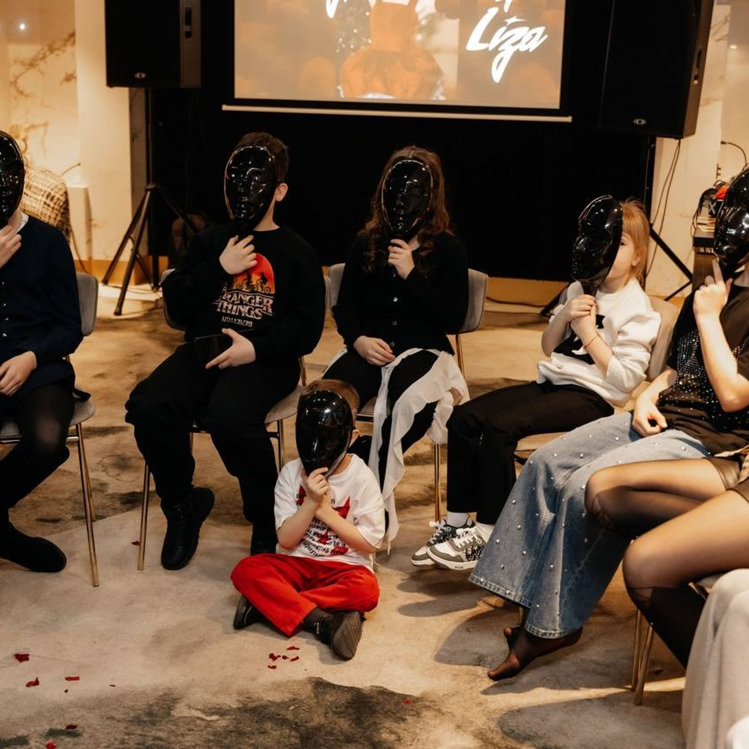 Дети играют на красном дне рождения в Ростов-на-Дону, создавая праздничную и веселую атмосферу.