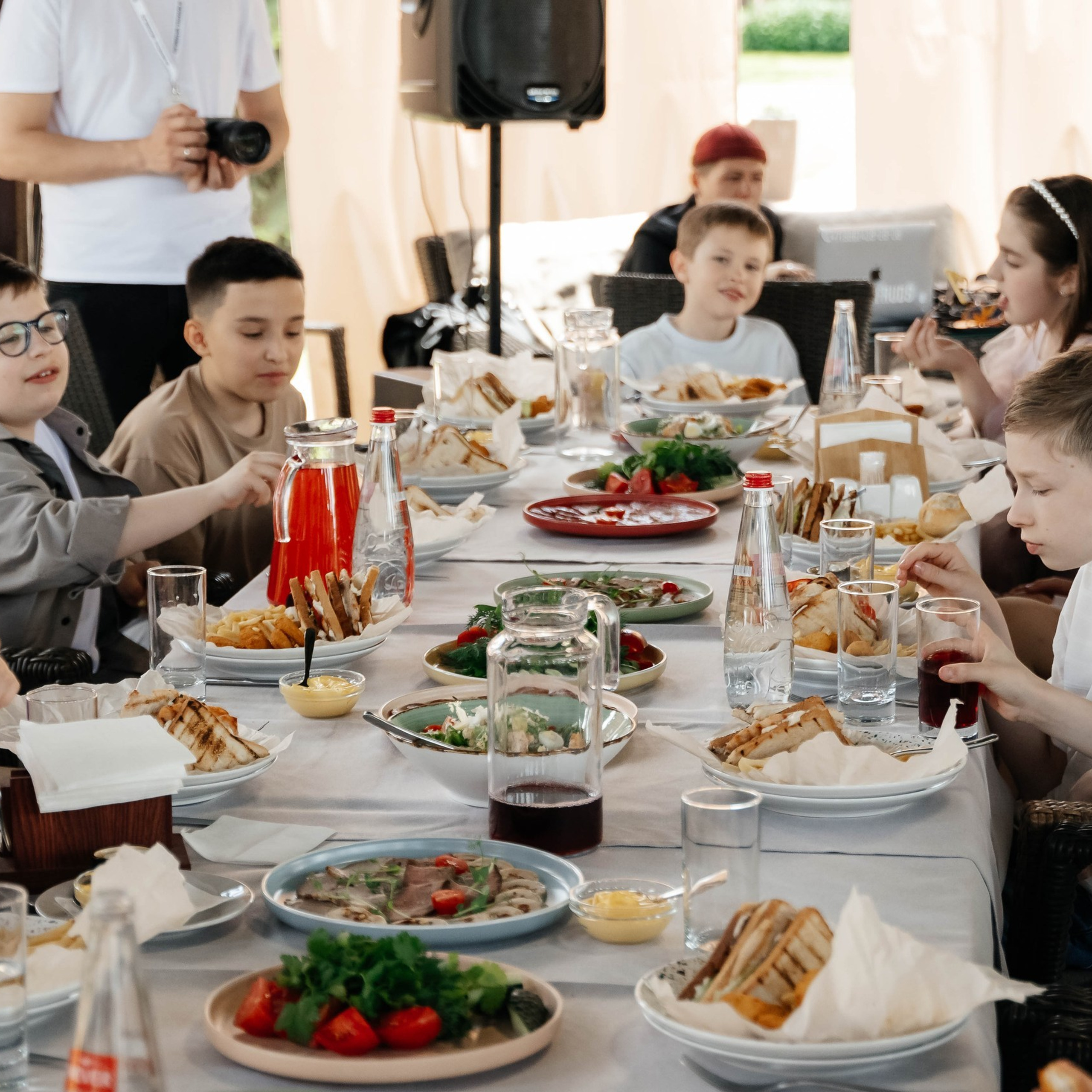 Детский праздник: дети участвуют в активной игре на открытом воздухе