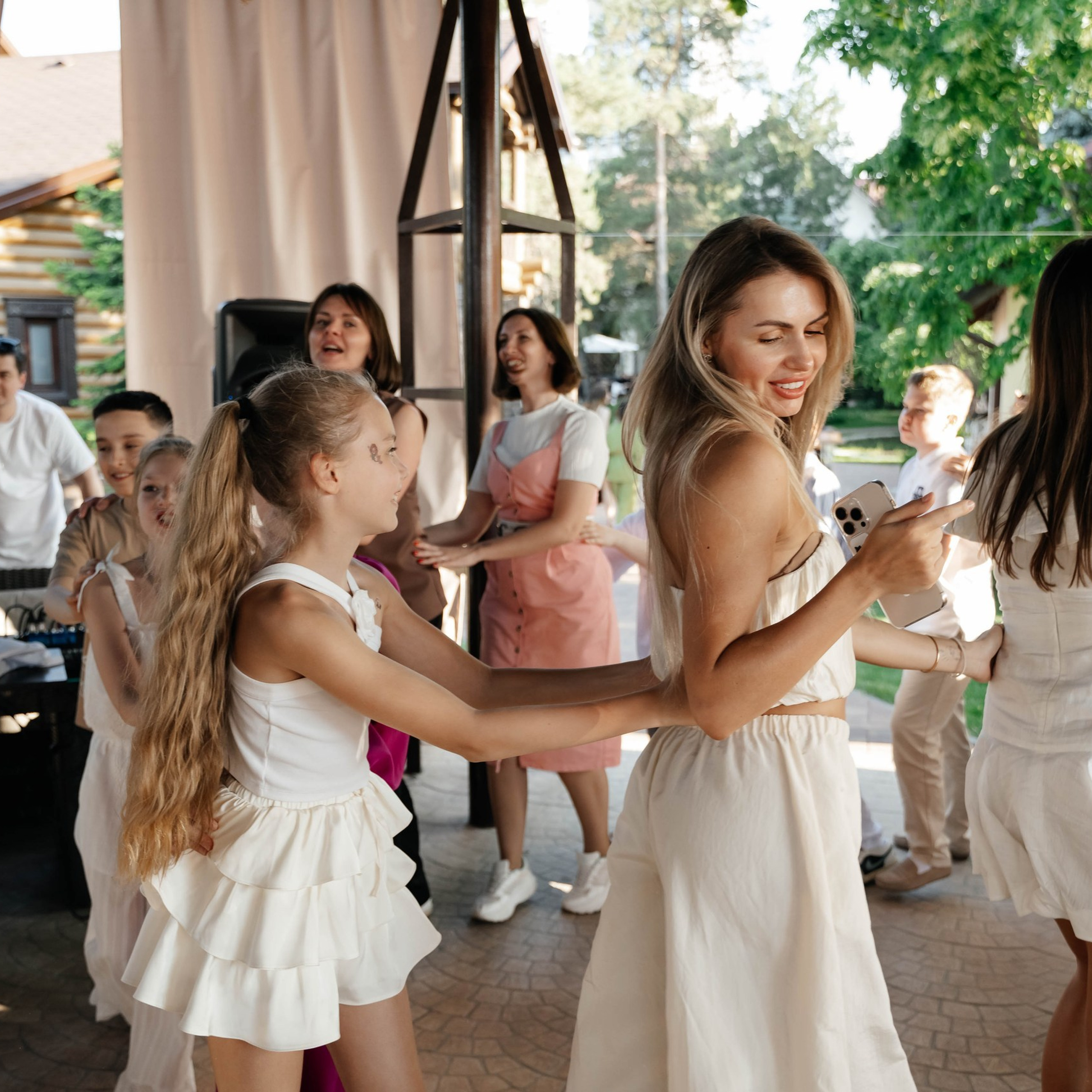 Детский праздник: дети участвуют в активной игре на открытом воздухе