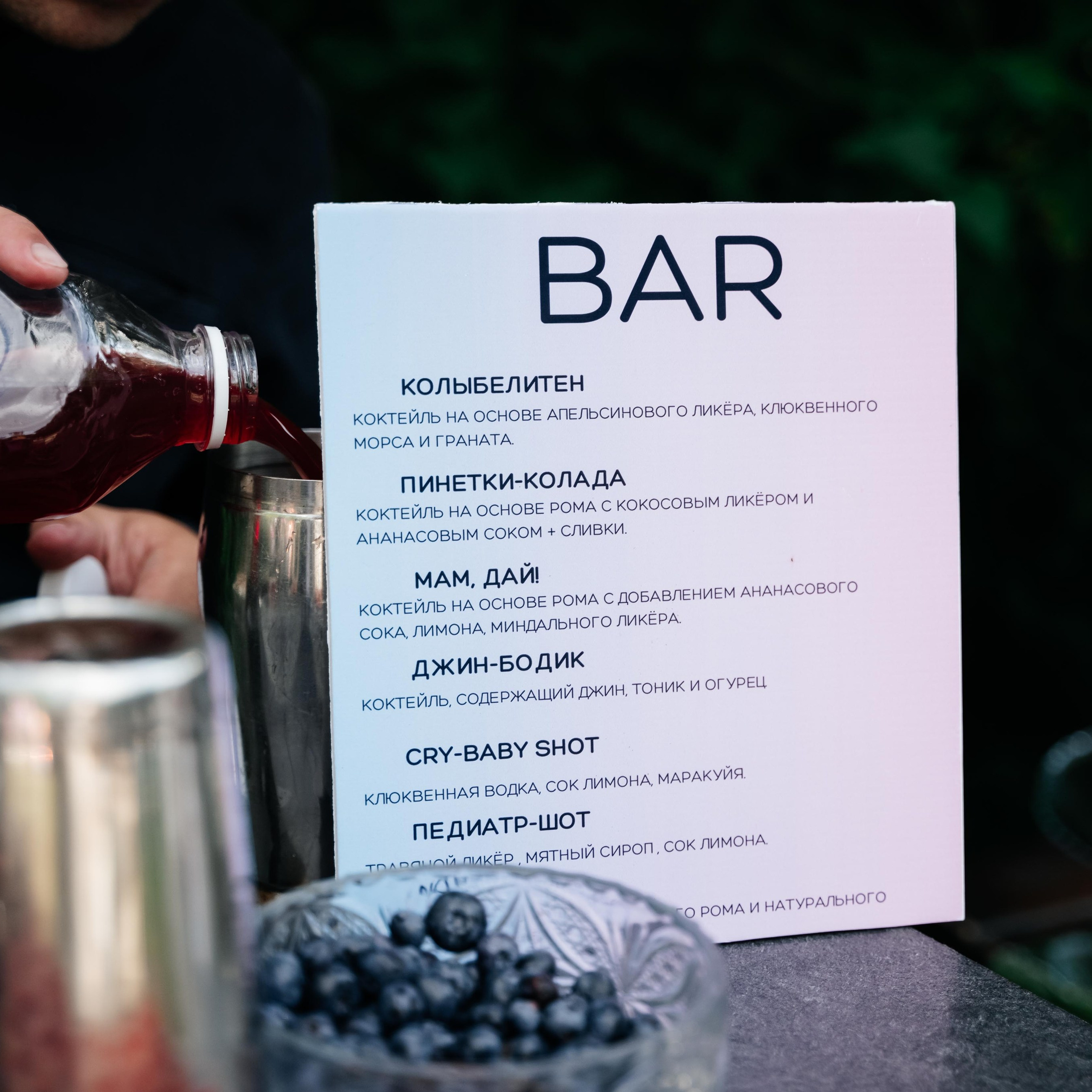 Яркое оформление гендер пати с розовыми и голубыми элементами декора