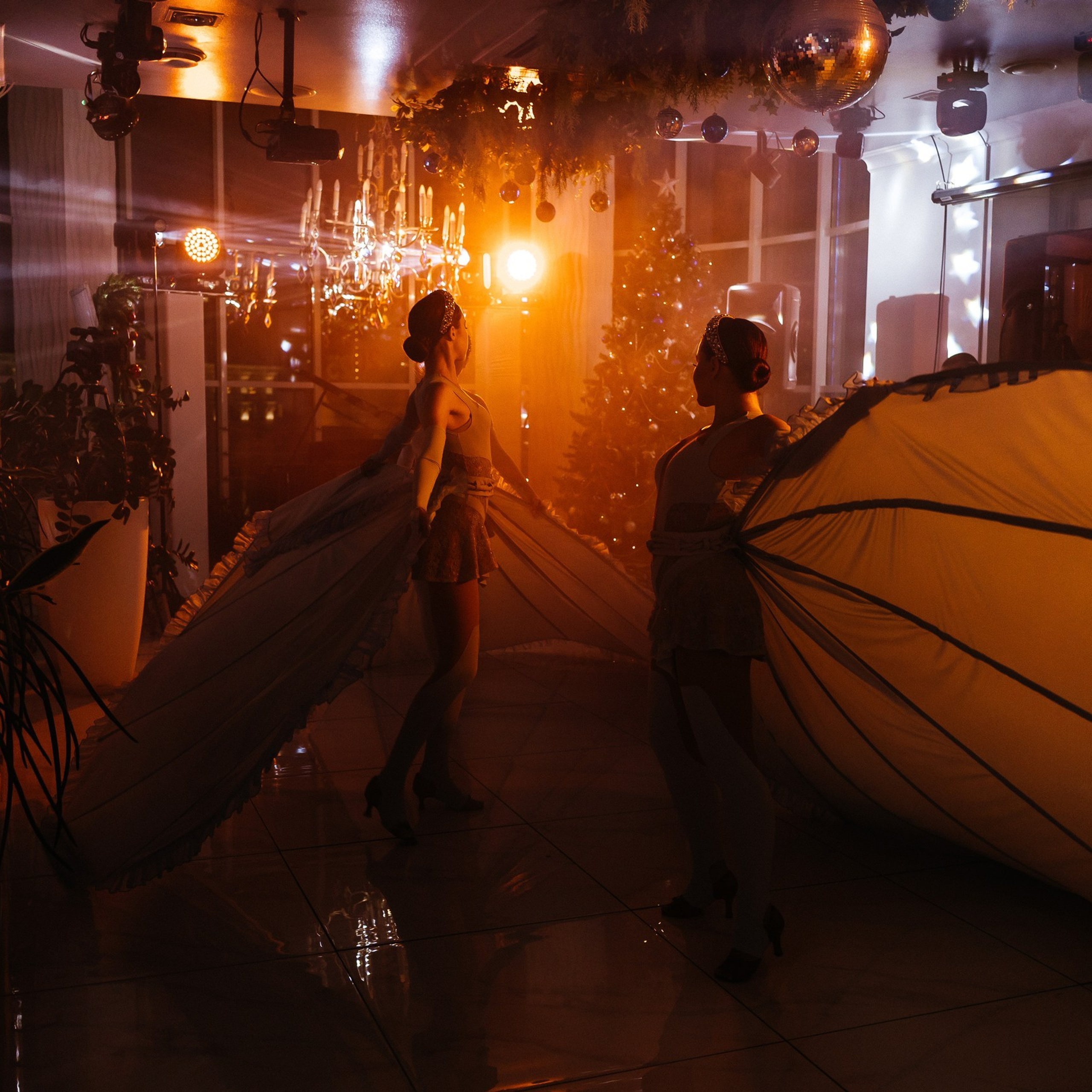 Корпоративная вечеринка в Ростов-на-Дону от Ивент агентство Анастасии Новиковой: гости общаются и участвуют в развлечениях.