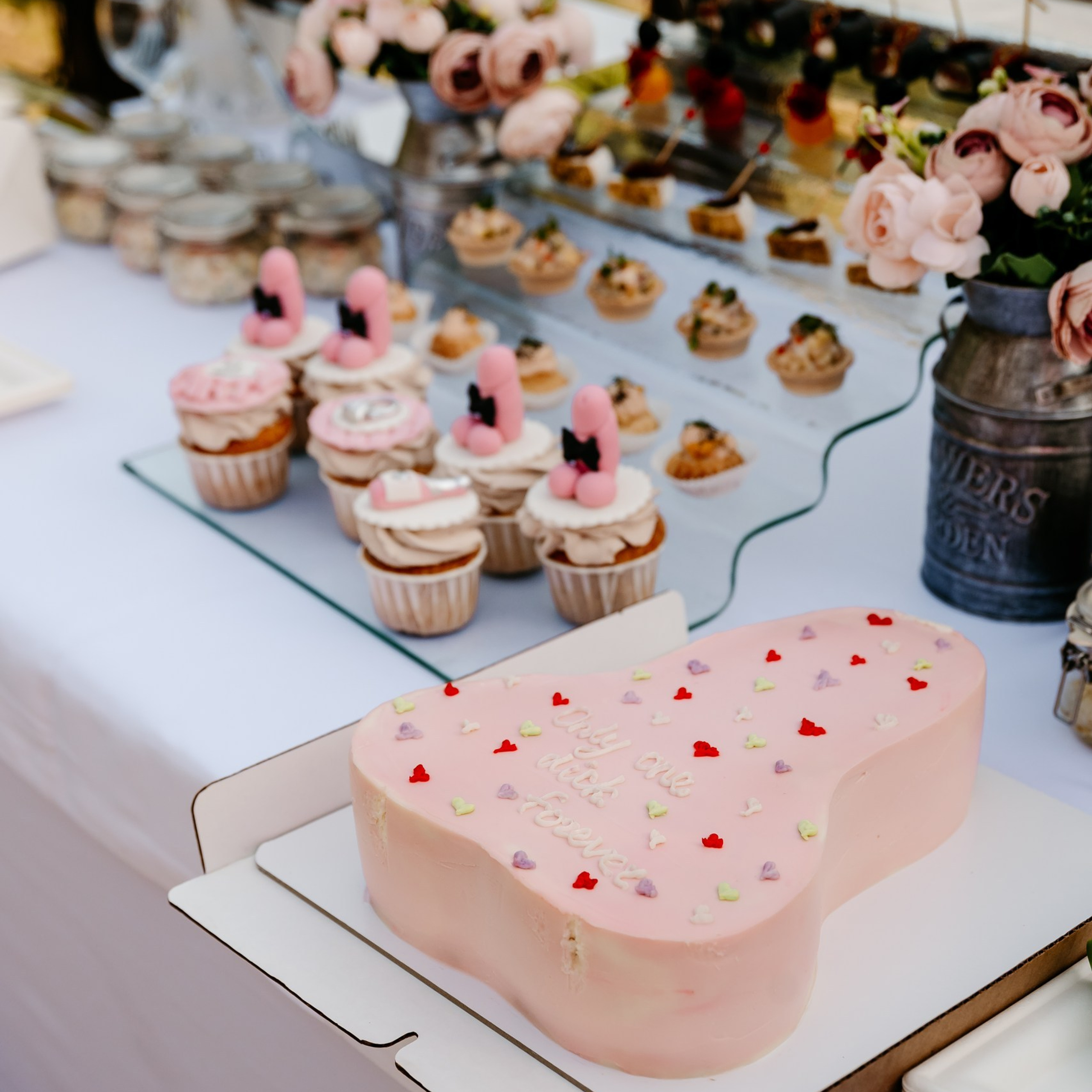 Весёлый девичник с яркими украшениями, декором и фото-зоной