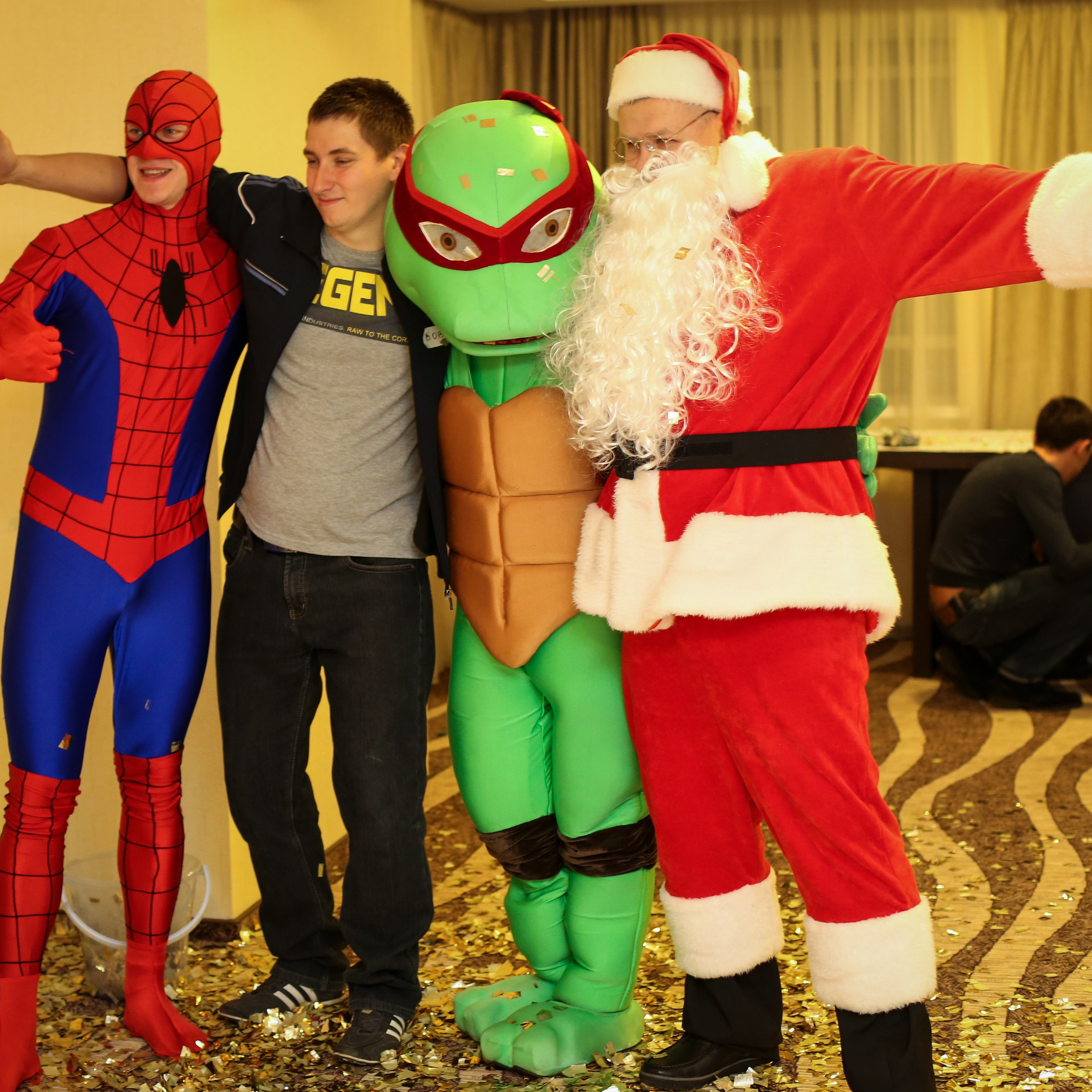 Сотрудники участвуют в соревнованиях и веселых испытаниях во время тимбилдинга