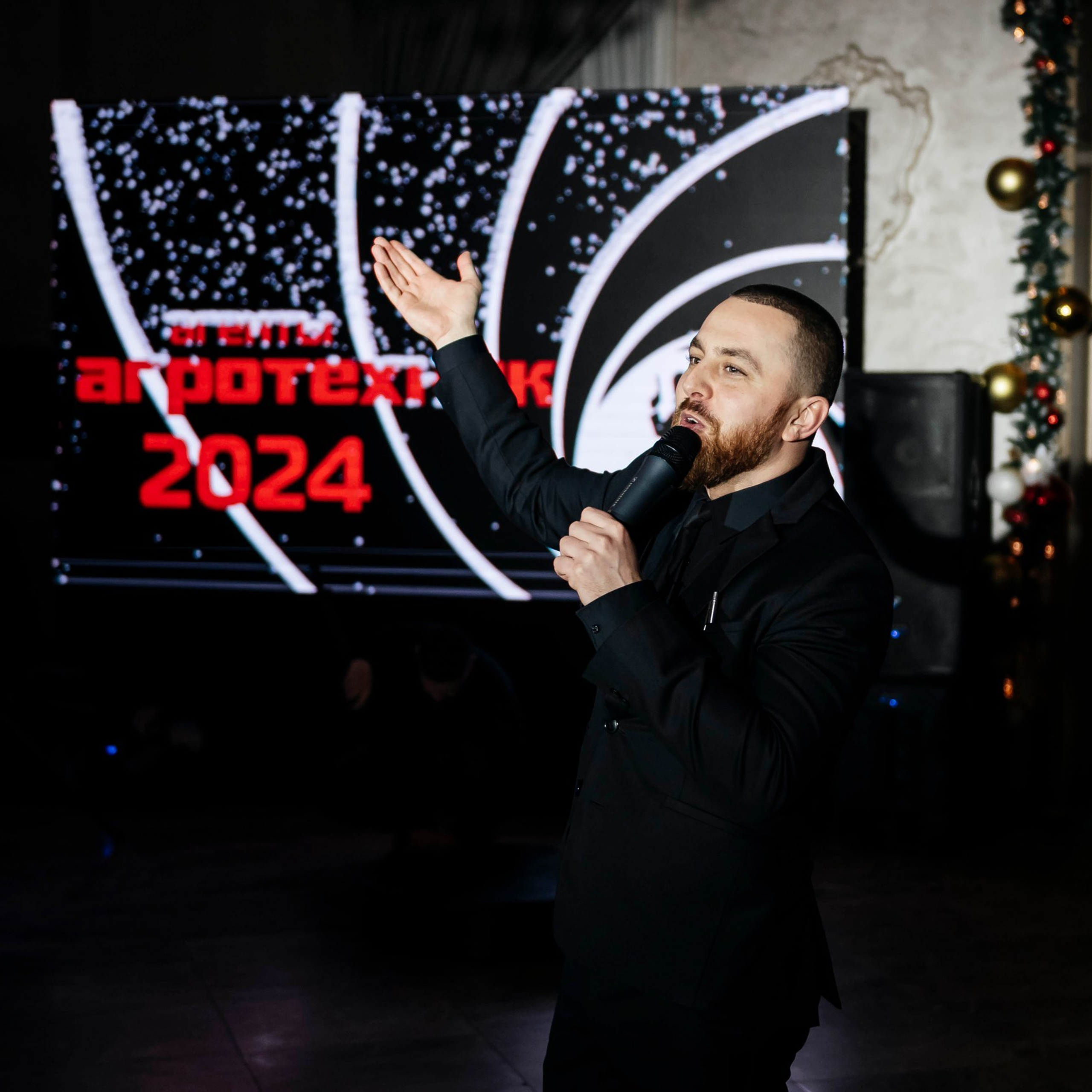 Корпоративная вечеринка в Ростов-на-Дону от Ивент агентство Анастасии Новиковой: гости общаются и участвуют в развлечениях.