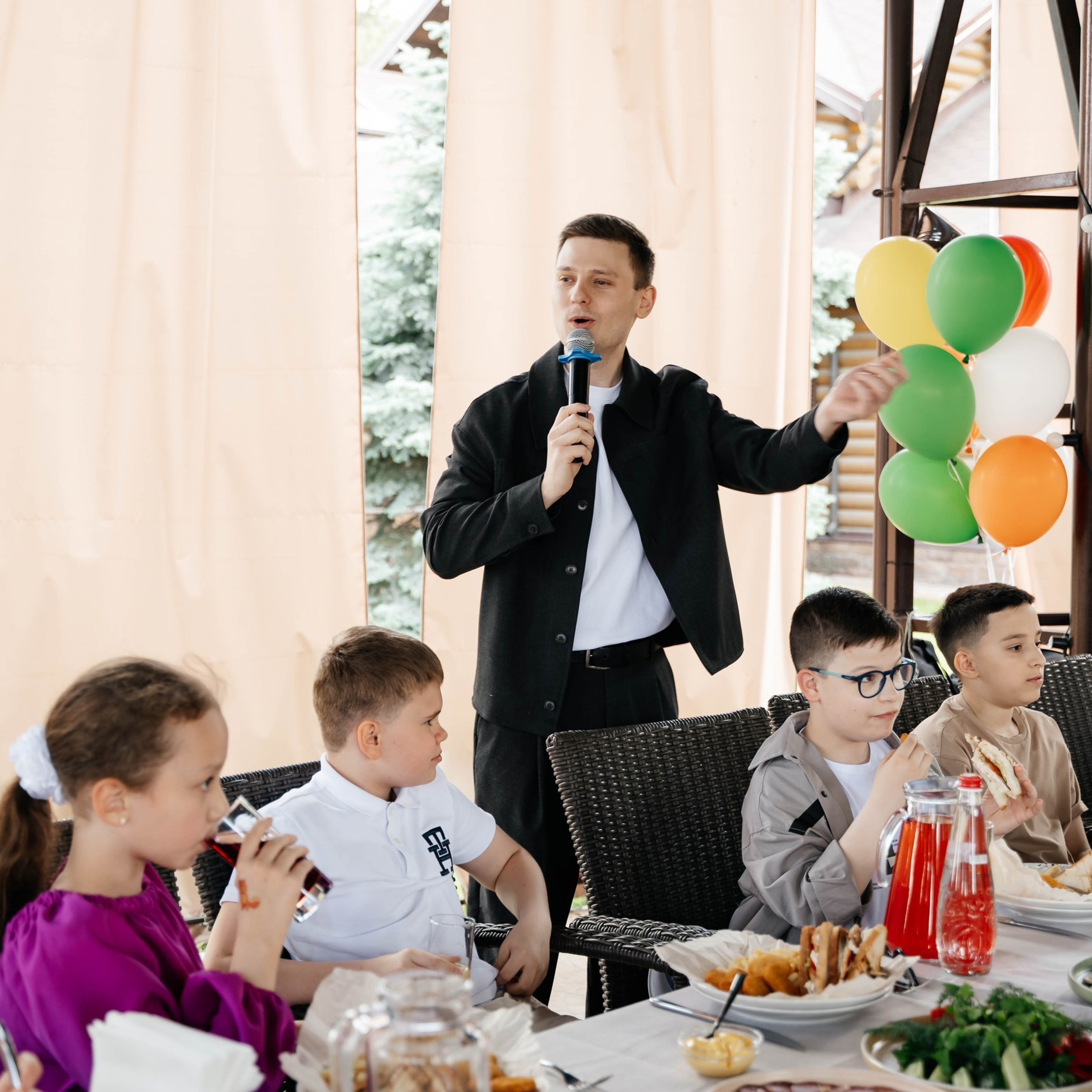 Ведущий организует конкурс для детей на празднике в Ростове-на-Дону