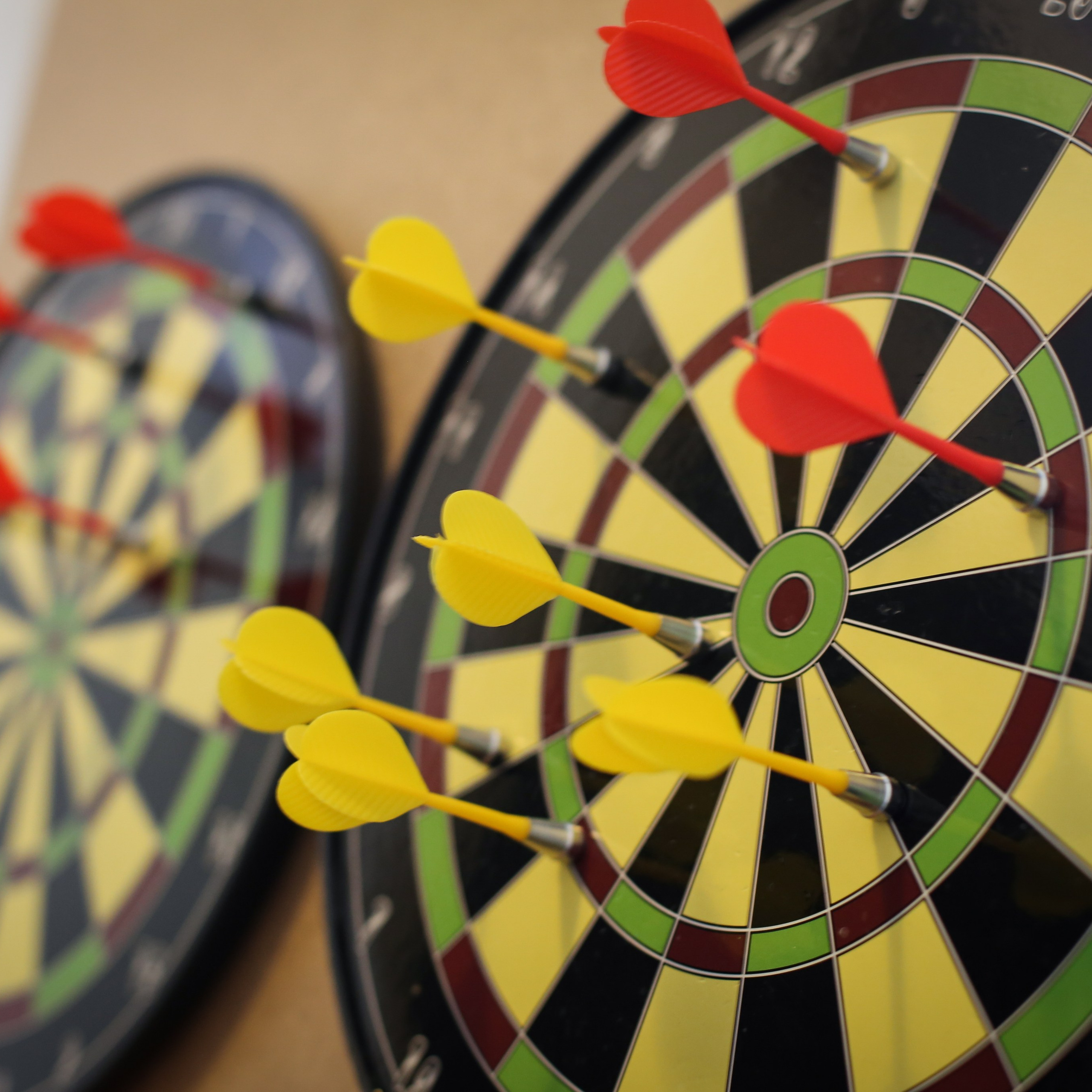 Сотрудники участвуют в соревнованиях и веселых испытаниях во время тимбилдинга