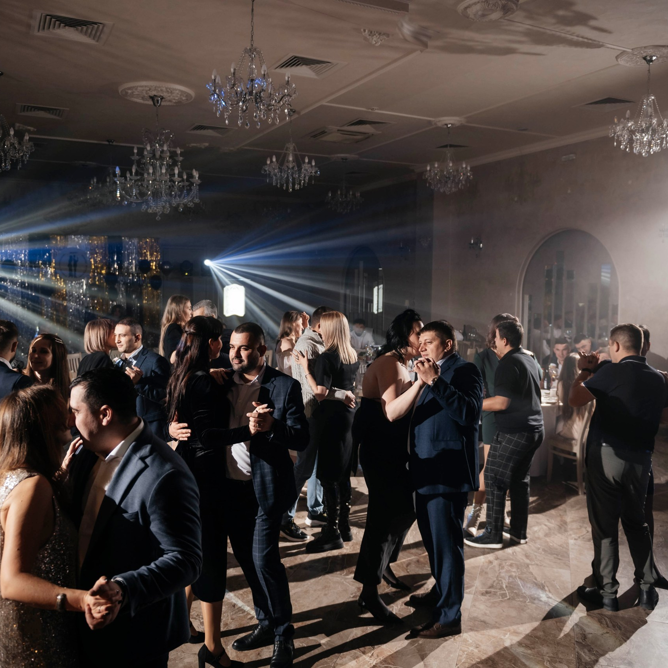 Корпоративная вечеринка в Ростов-на-Дону от Ивент агентство Анастасии Новиковой: гости общаются и участвуют в развлечениях.