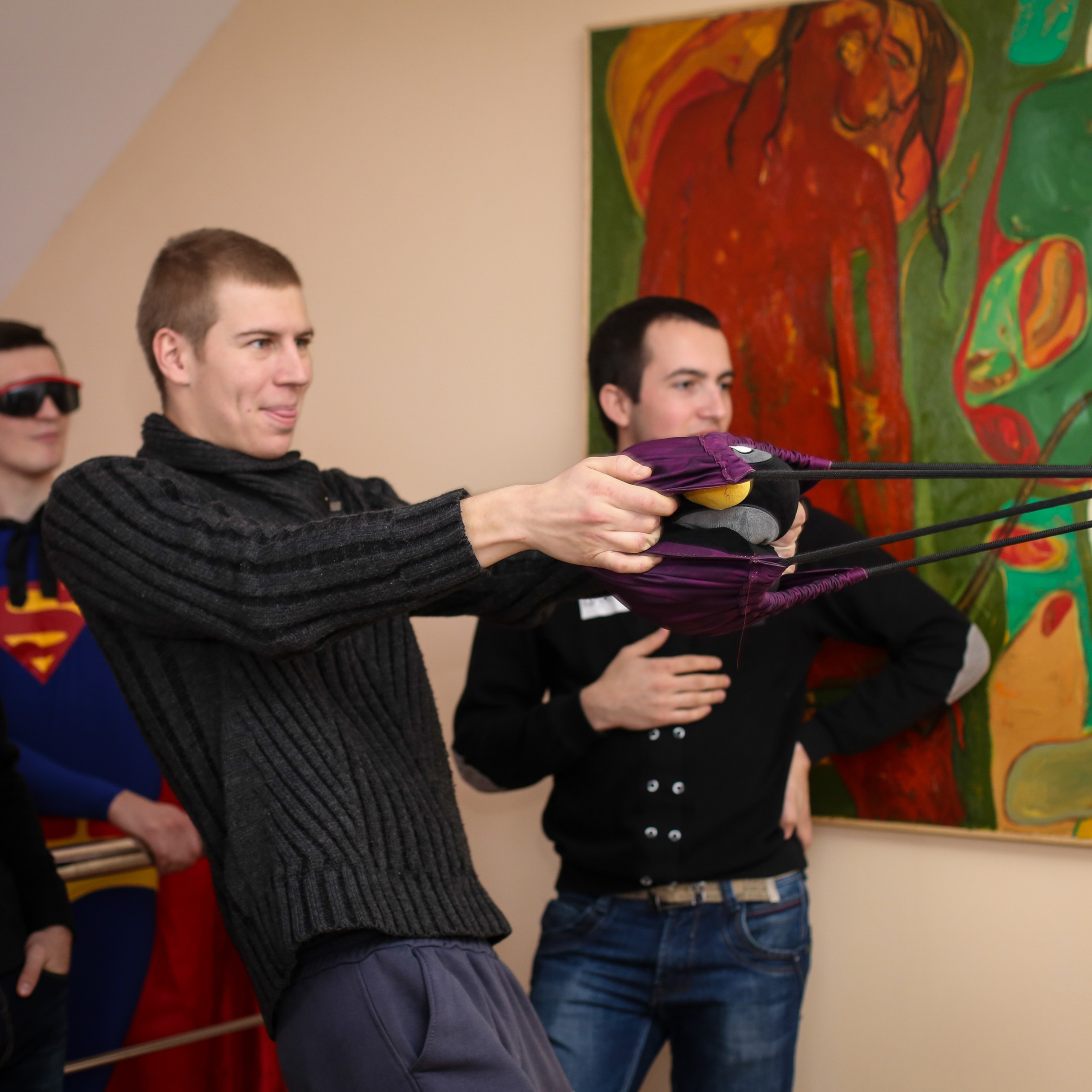 Сотрудники участвуют в соревнованиях и веселых испытаниях во время тимбилдинга