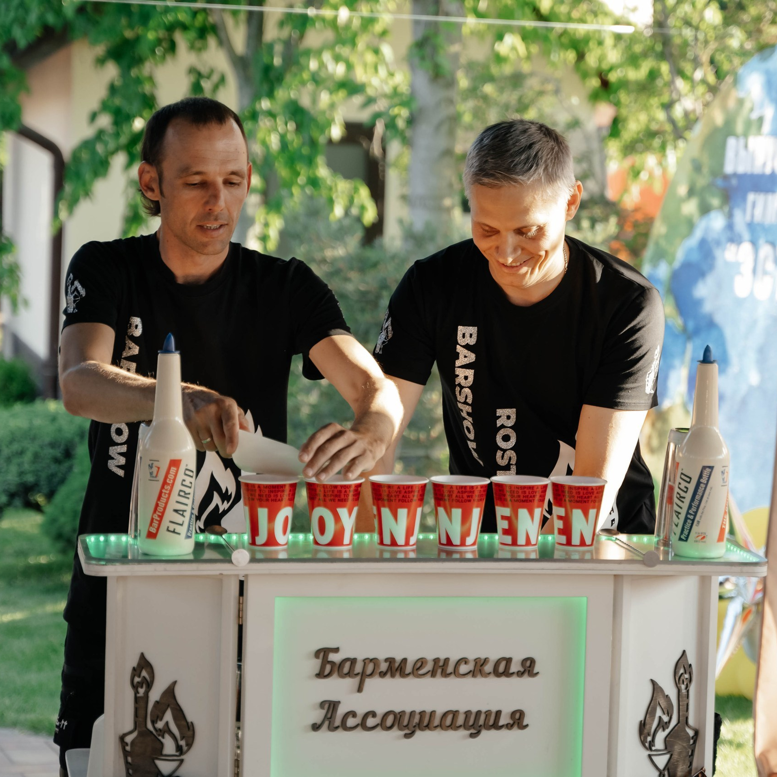 Ведущий организует конкурс для детей на празднике в Ростове-на-Дону