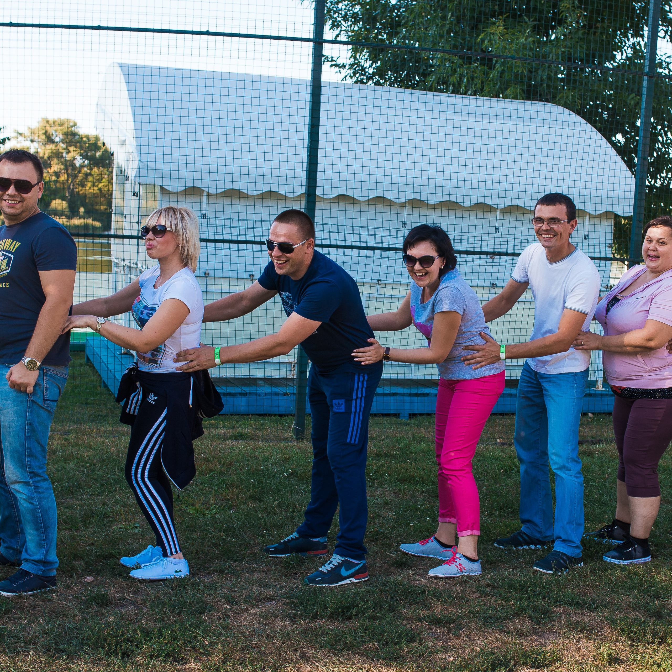 Участники тимбилдинга в Ростове-на-Дону выполняют совместные задания и сплачиваются в команду