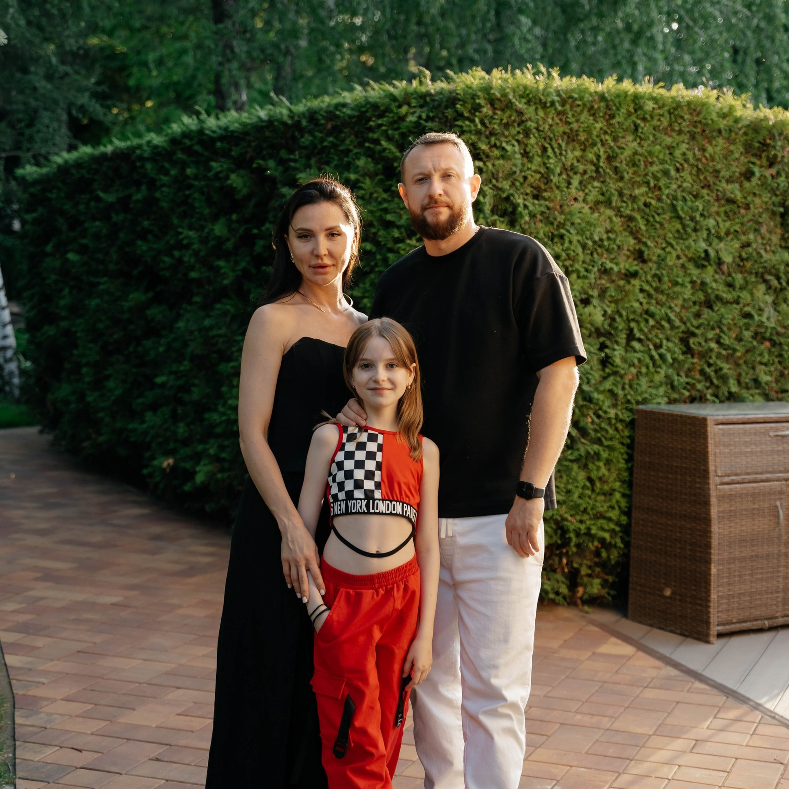 Детский праздник: дети участвуют в активной игре на открытом воздухе