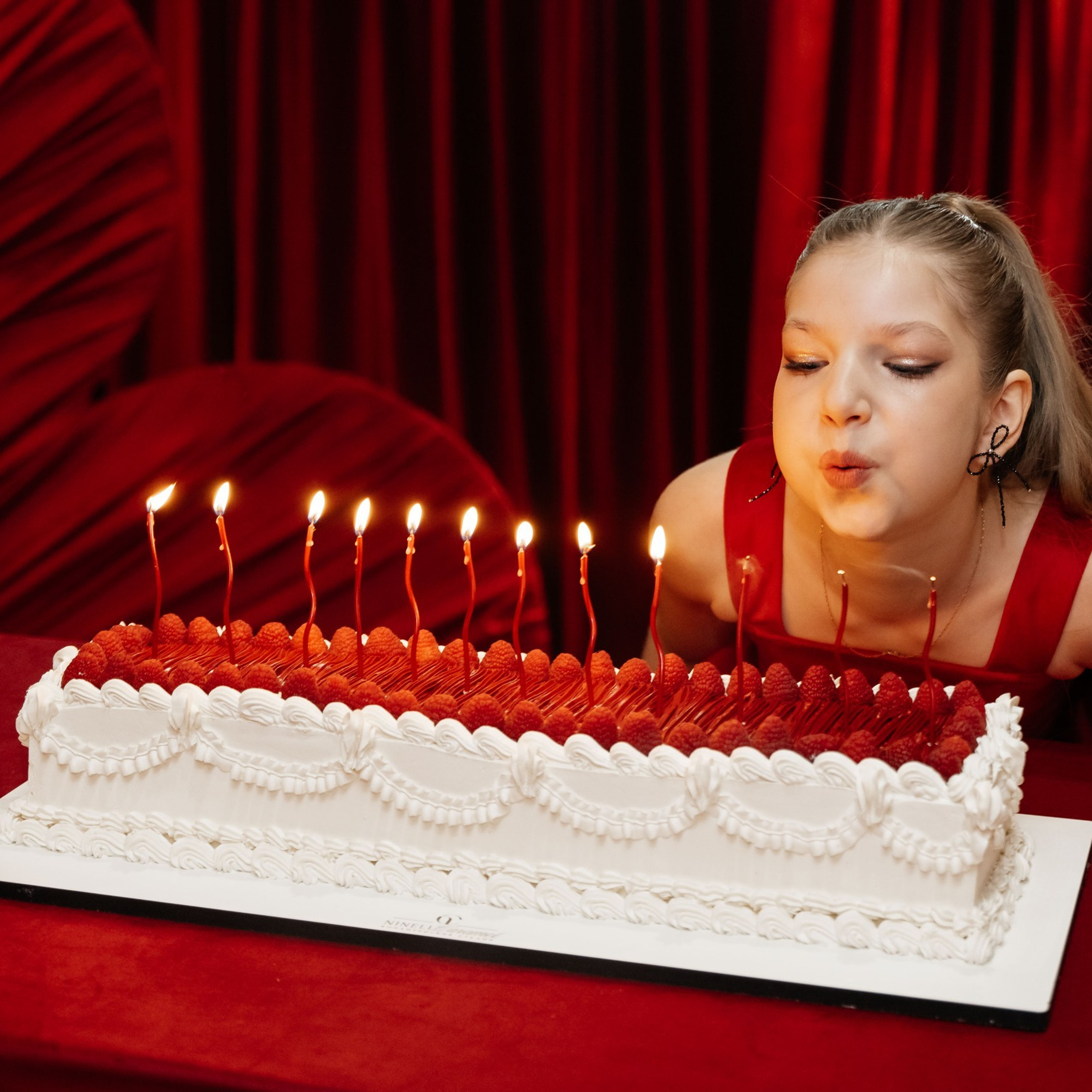 Детский праздник в Ростове-на-Дону: дети улыбаются на фоне яркого декора