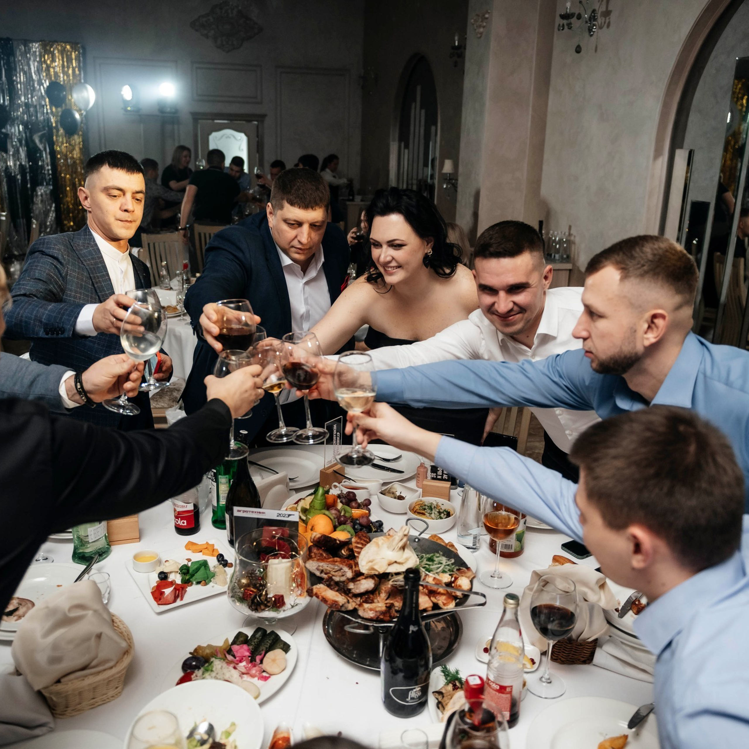 Корпоративная вечеринка в Ростов-на-Дону от Ивент агентство Анастасии Новиковой: гости общаются и участвуют в развлечениях.