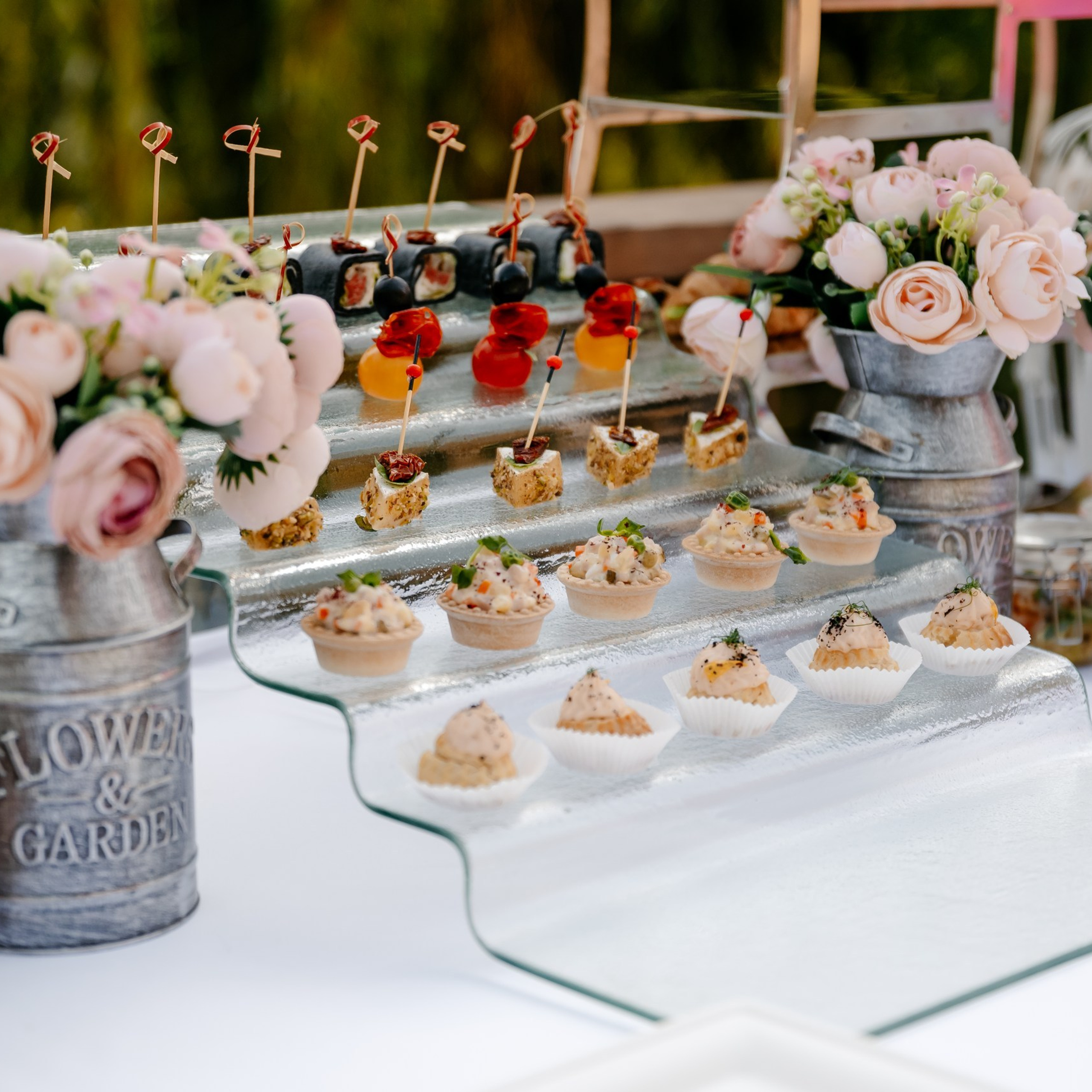 Стол с закусками и напитками на девичнике в Ростове-на-Дону