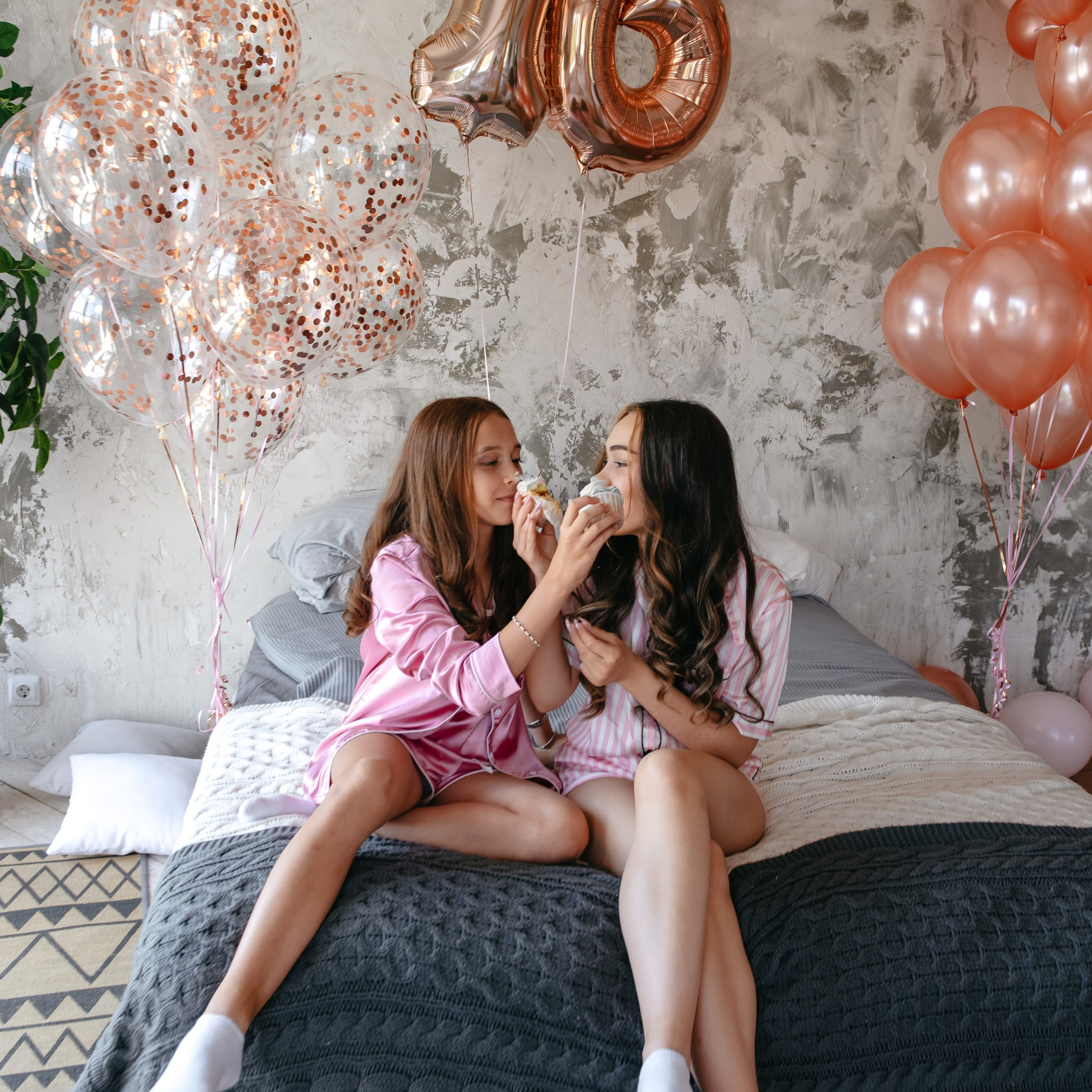 Детский праздник в Ростове-на-Дону: дети улыбаются на фоне яркого декора