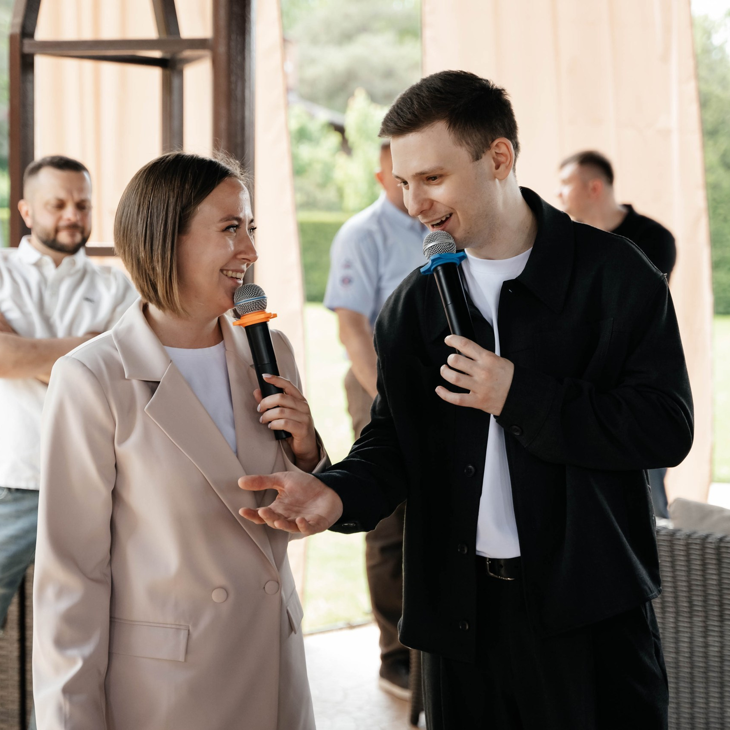 Ведущий организует конкурс для детей на празднике в Ростове-на-Дону