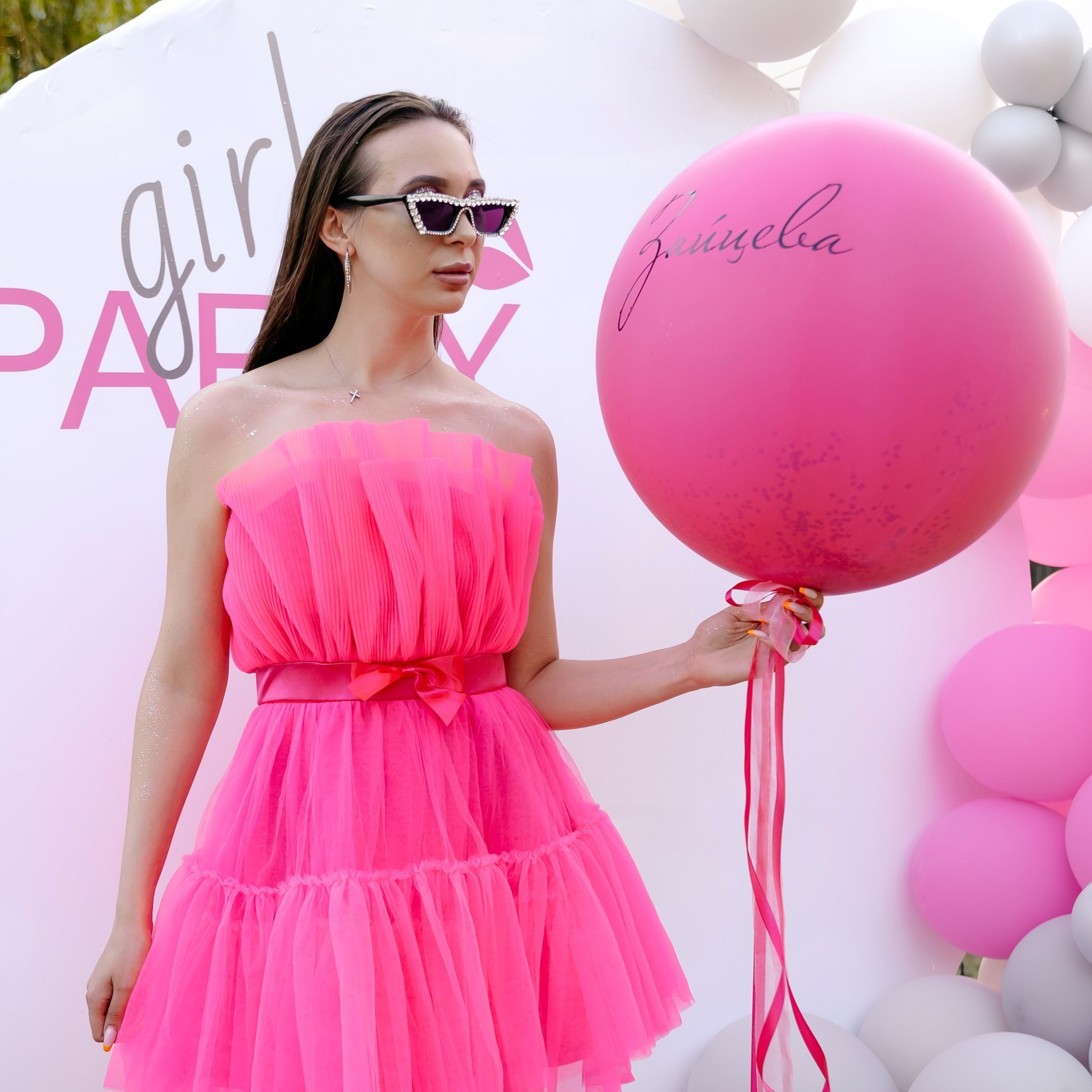 Весёлый девичник с яркими украшениями, декором и фото-зоной