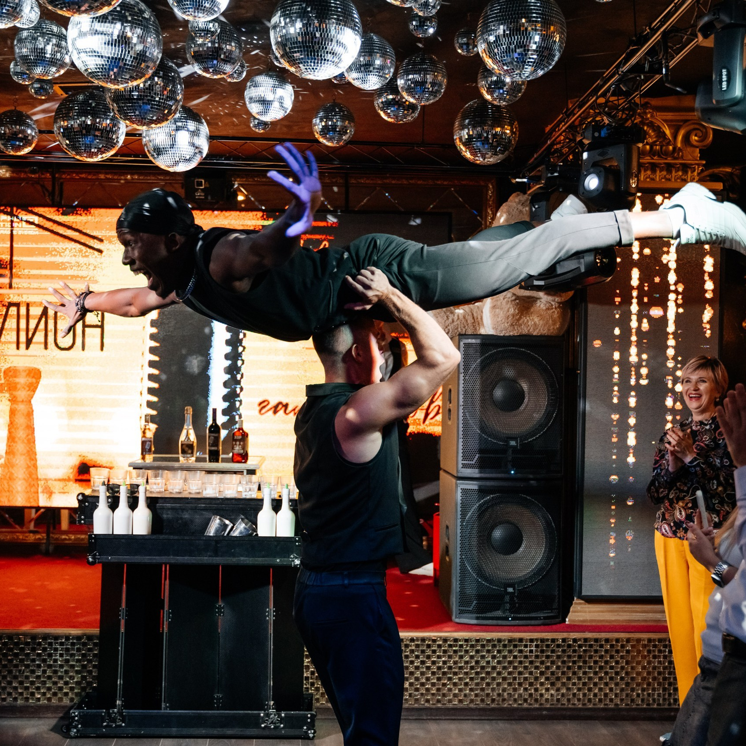 Гости танцуют на корпоративной вечеринке в Ростове-на-Дону