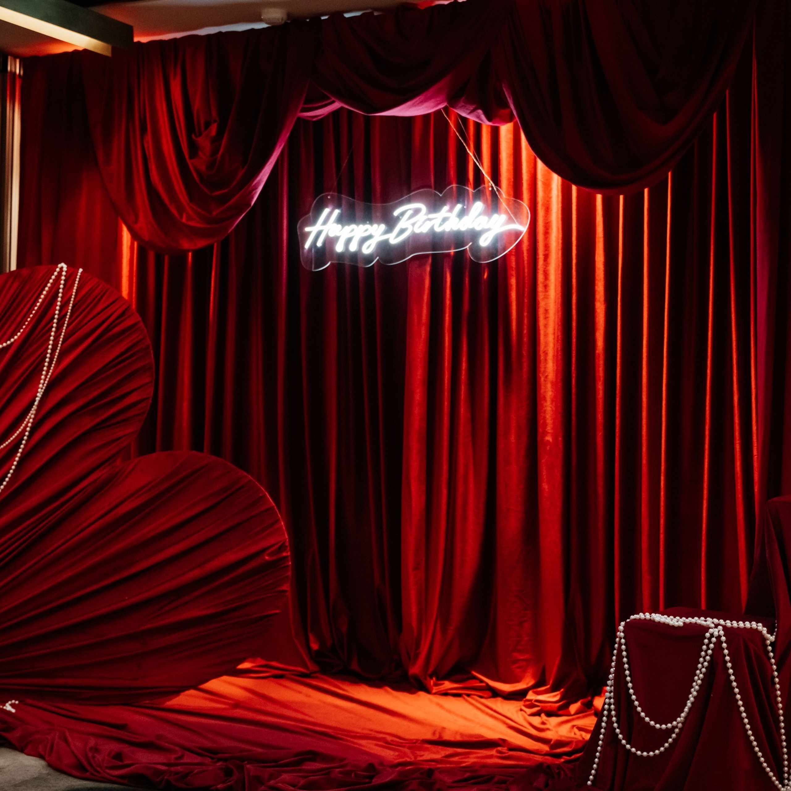 Детский день рождения в красной тематике: праздничная фотозона и декор