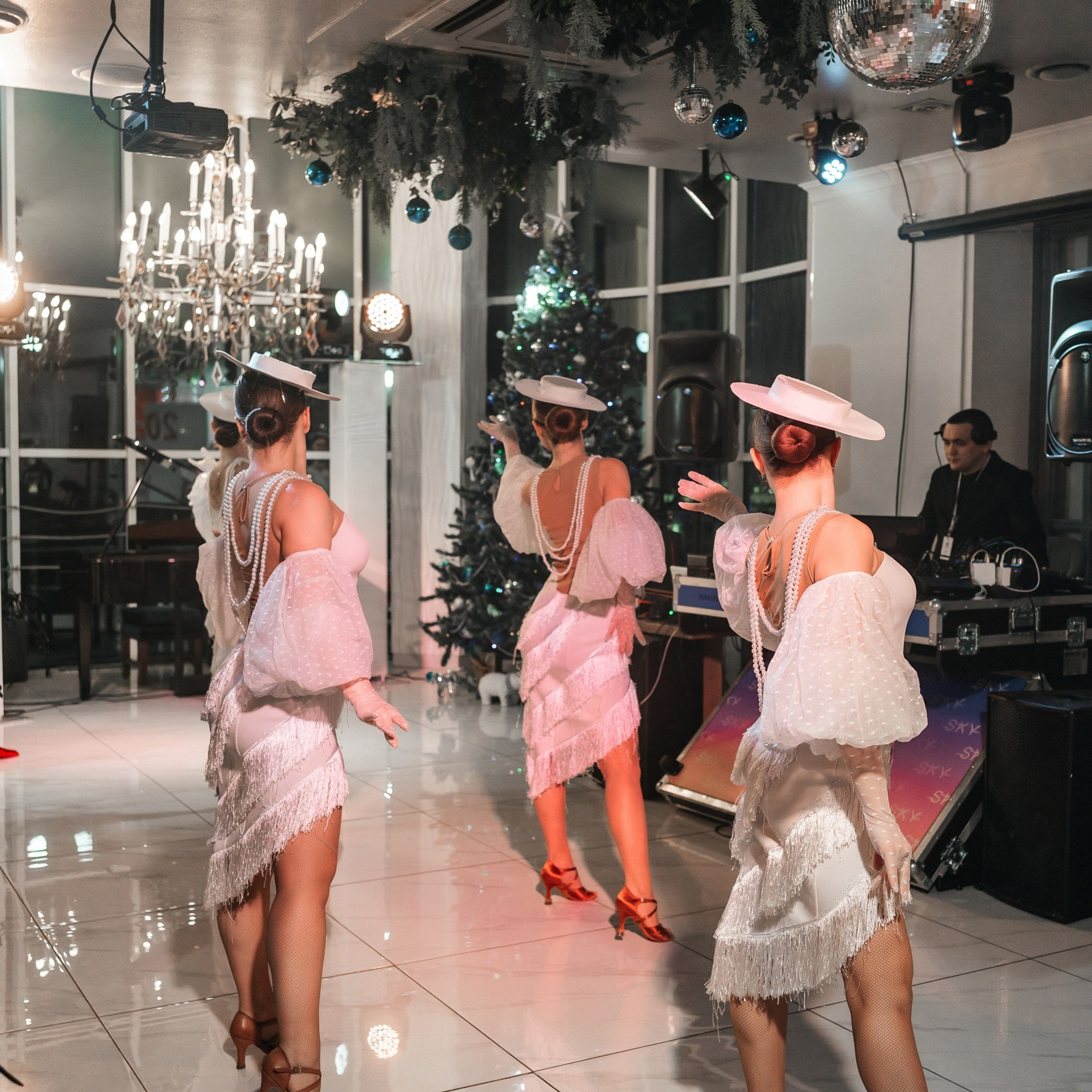 Корпоративная вечеринка в Ростов-на-Дону от Ивент агентство Анастасии Новиковой: гости общаются и участвуют в развлечениях.