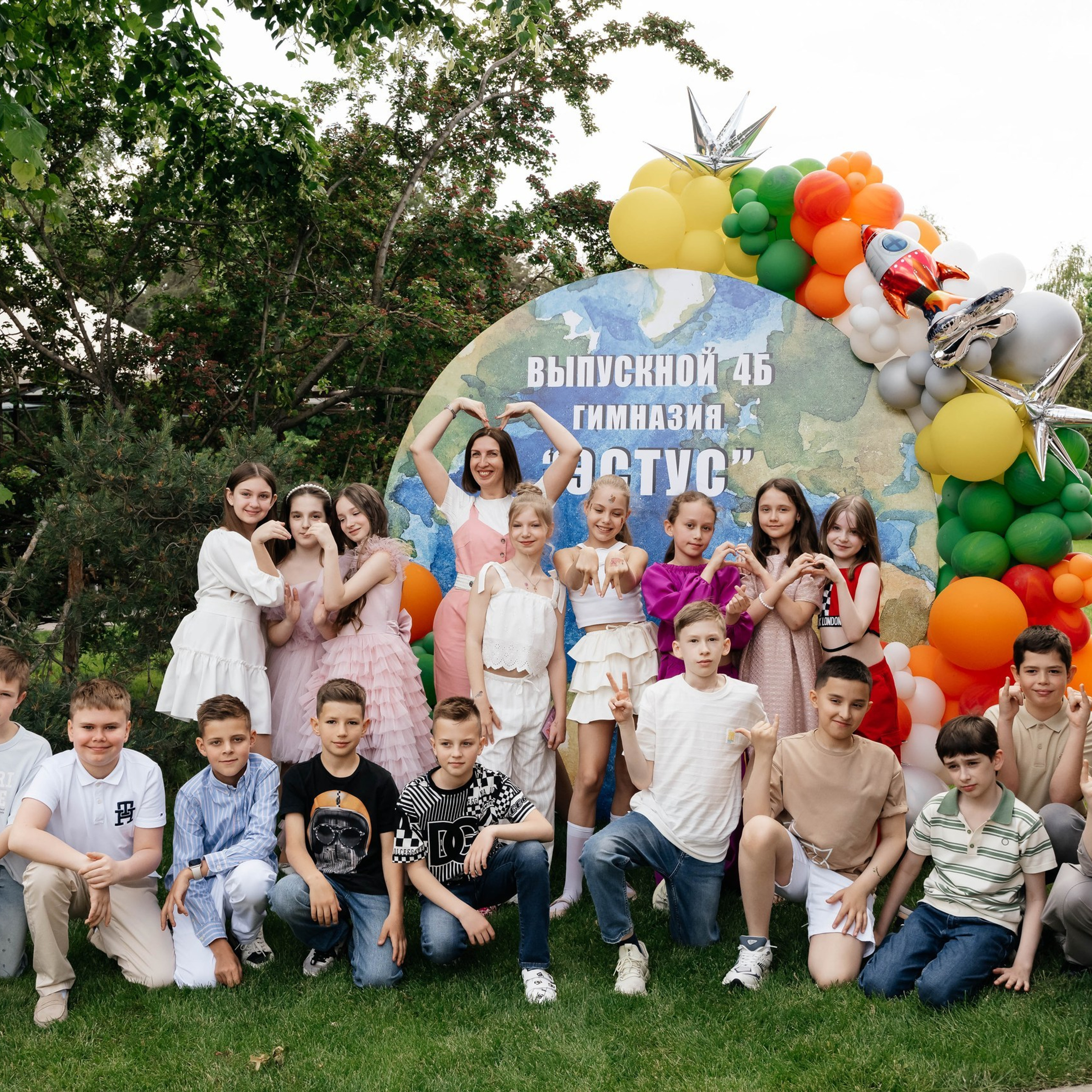 Детский праздник: дети участвуют в активной игре на открытом воздухе