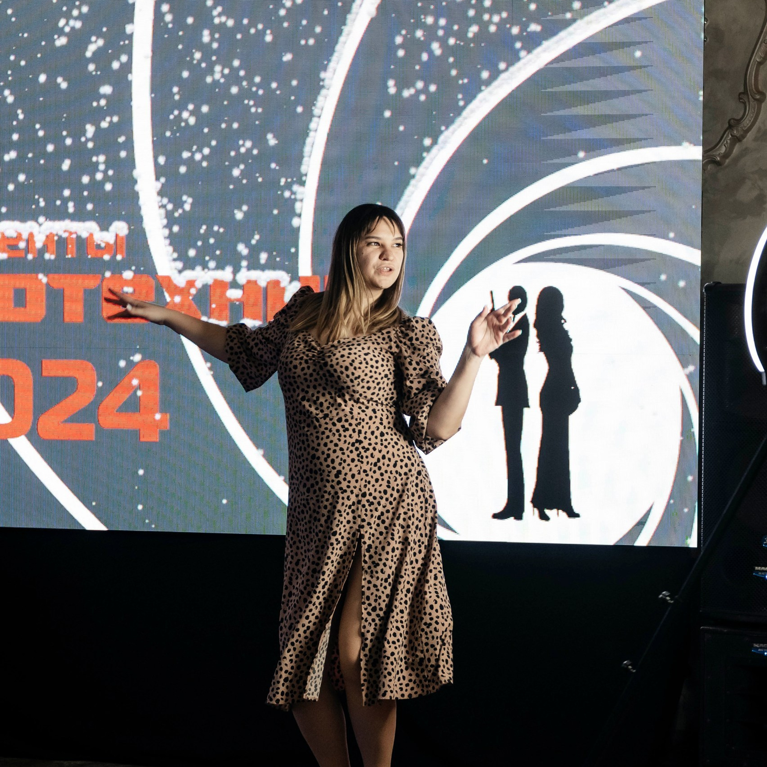 Корпоративная вечеринка в Ростов-на-Дону от Ивент агентство Анастасии Новиковой: гости общаются и участвуют в развлечениях.