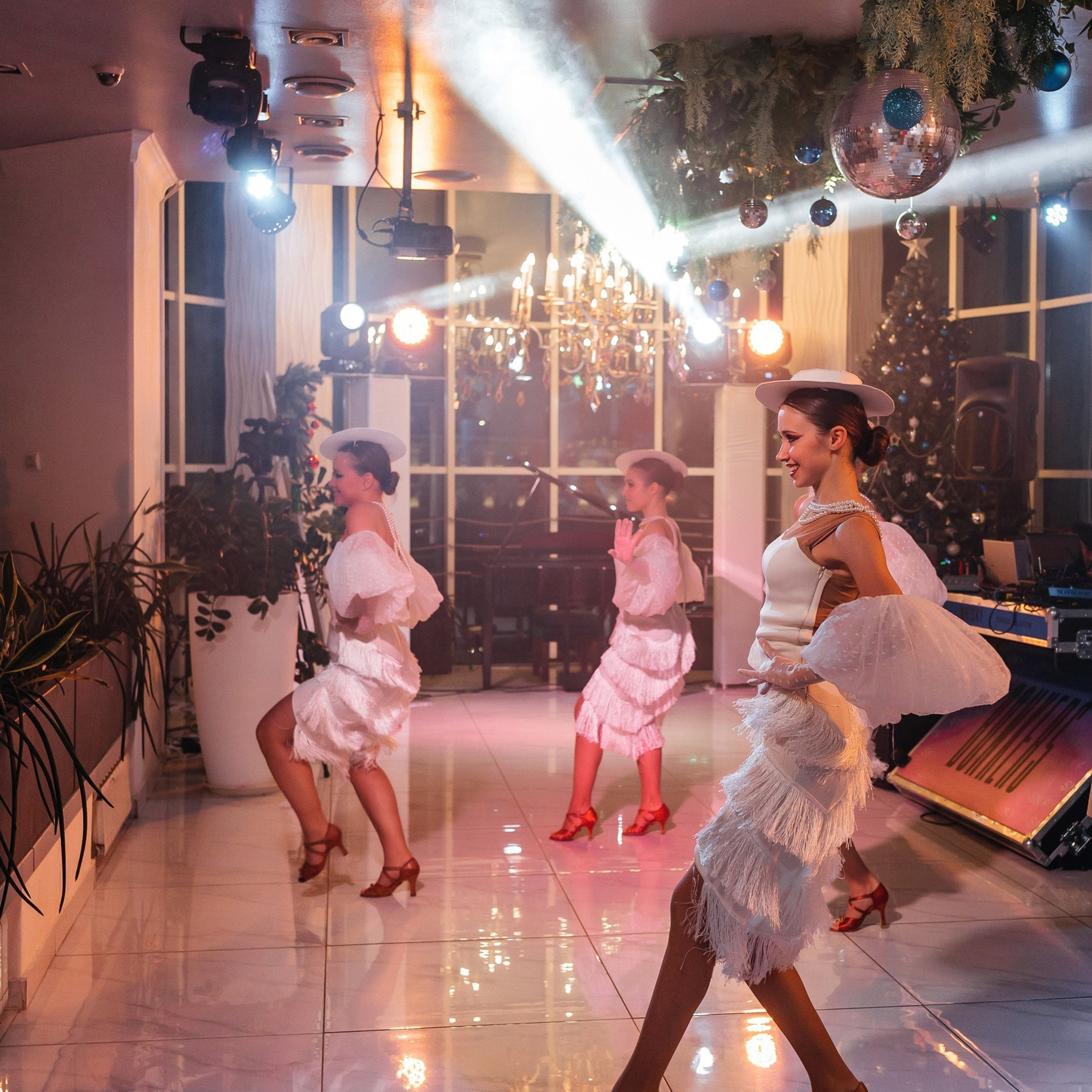 Корпоративная вечеринка в Ростов-на-Дону от Ивент агентство Анастасии Новиковой: гости общаются и участвуют в развлечениях.