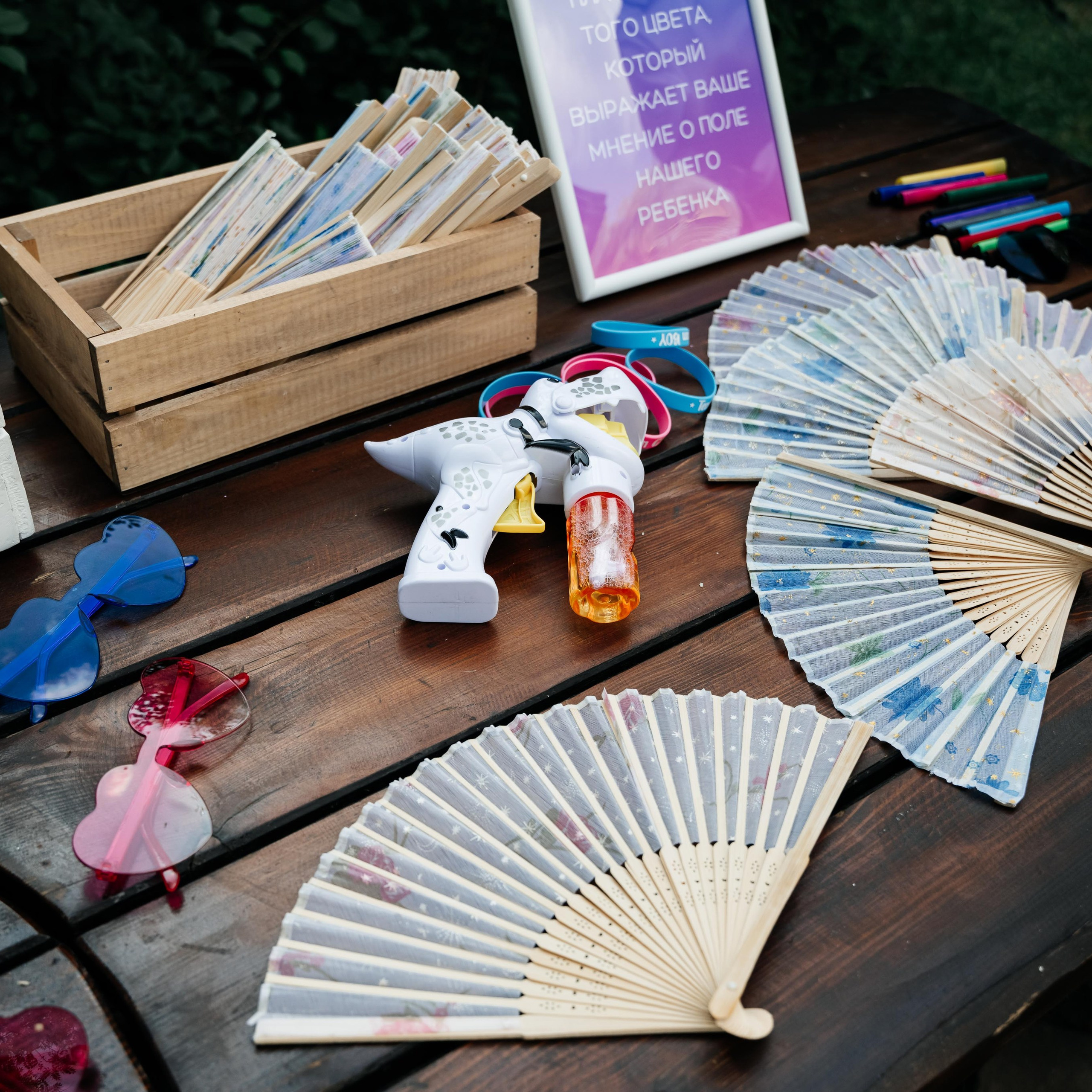 Яркое оформление гендер пати с розовыми и голубыми элементами декора