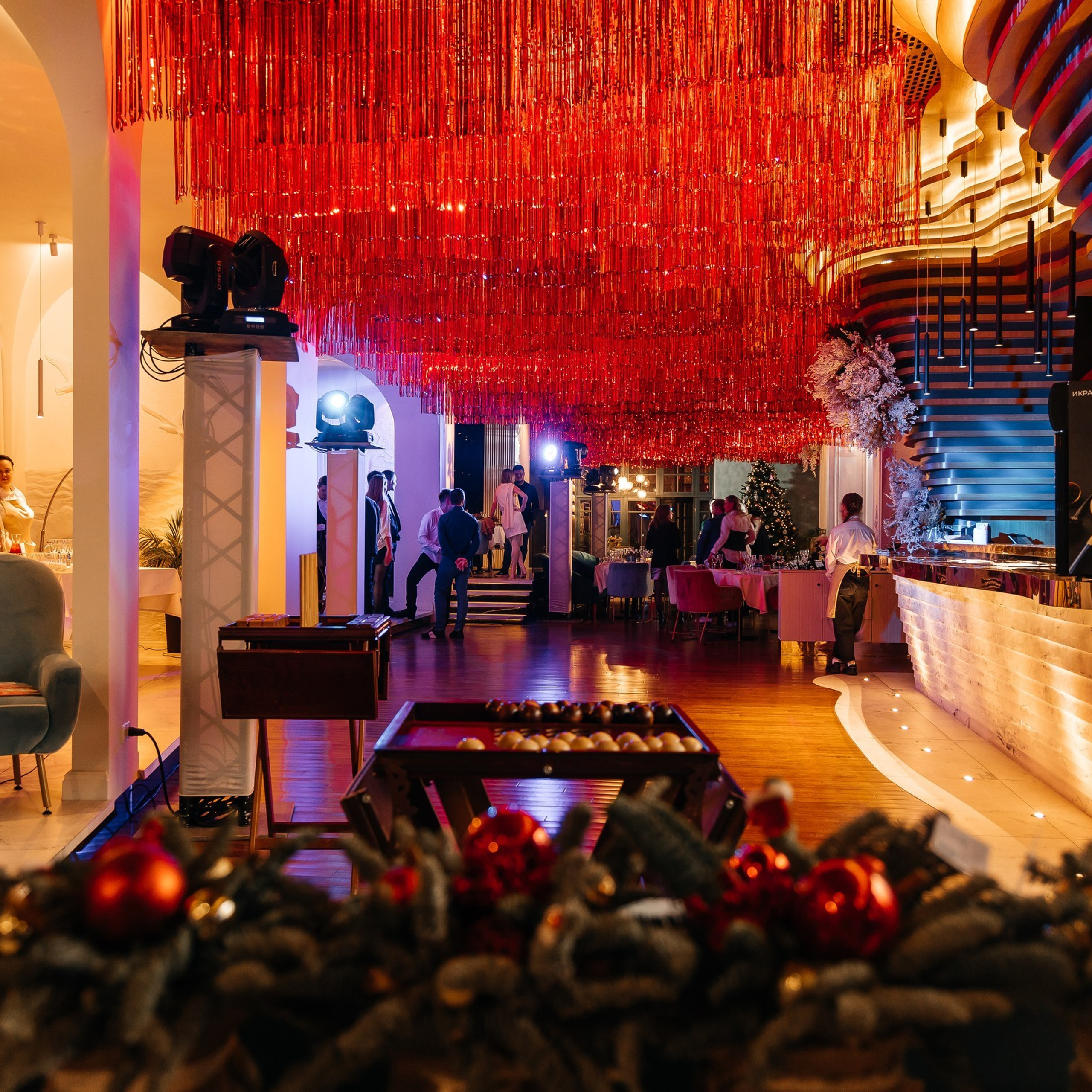 Гости танцуют на корпоративной вечеринке в Ростове-на-Дону