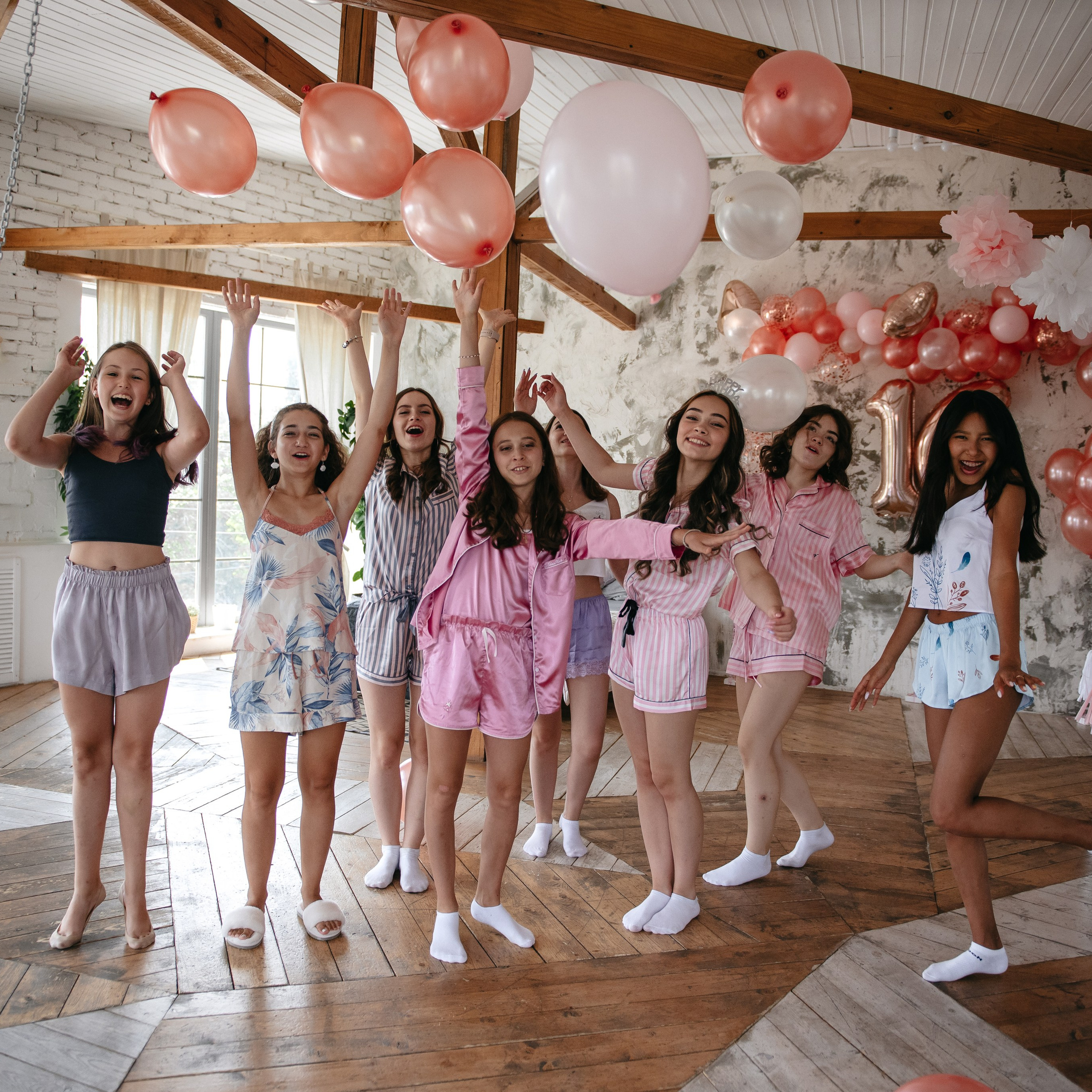 Детский праздник в Ростове-на-Дону: дети улыбаются на фоне яркого декора