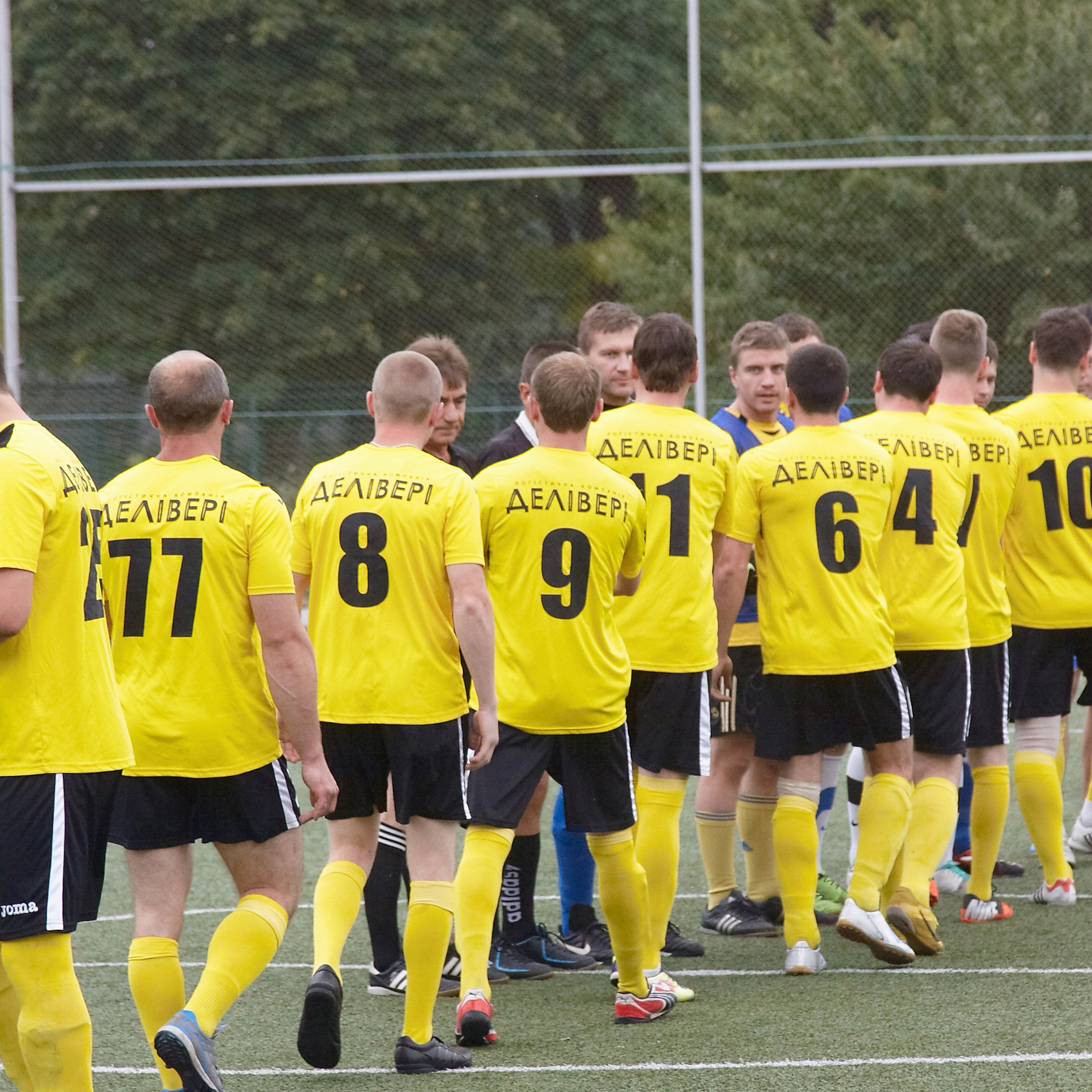 Командный футбольный матч тимбилдинга: азарт, поддержка и спортивный дух коллектива