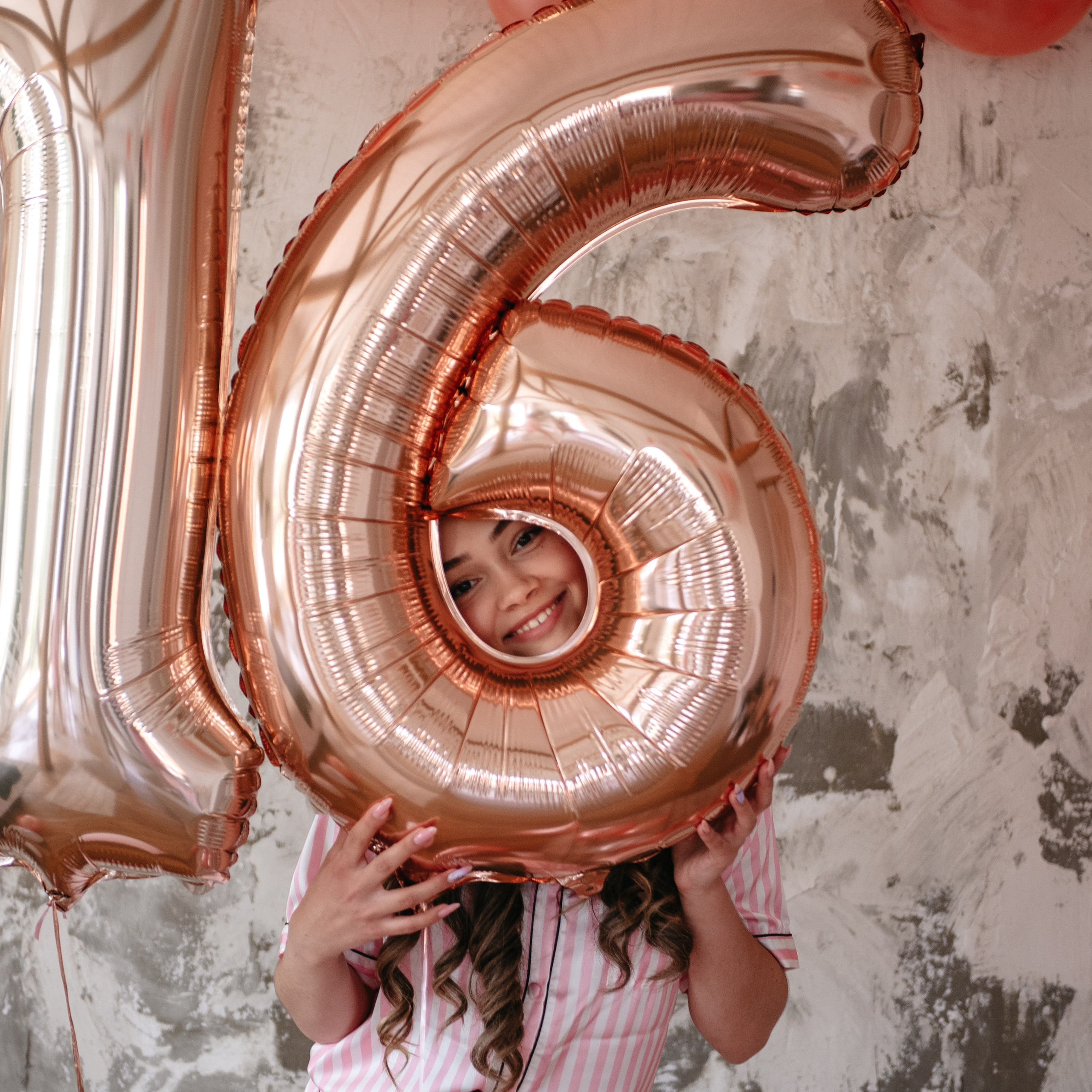 Детский праздник в Ростове-на-Дону: дети улыбаются на фоне яркого декора