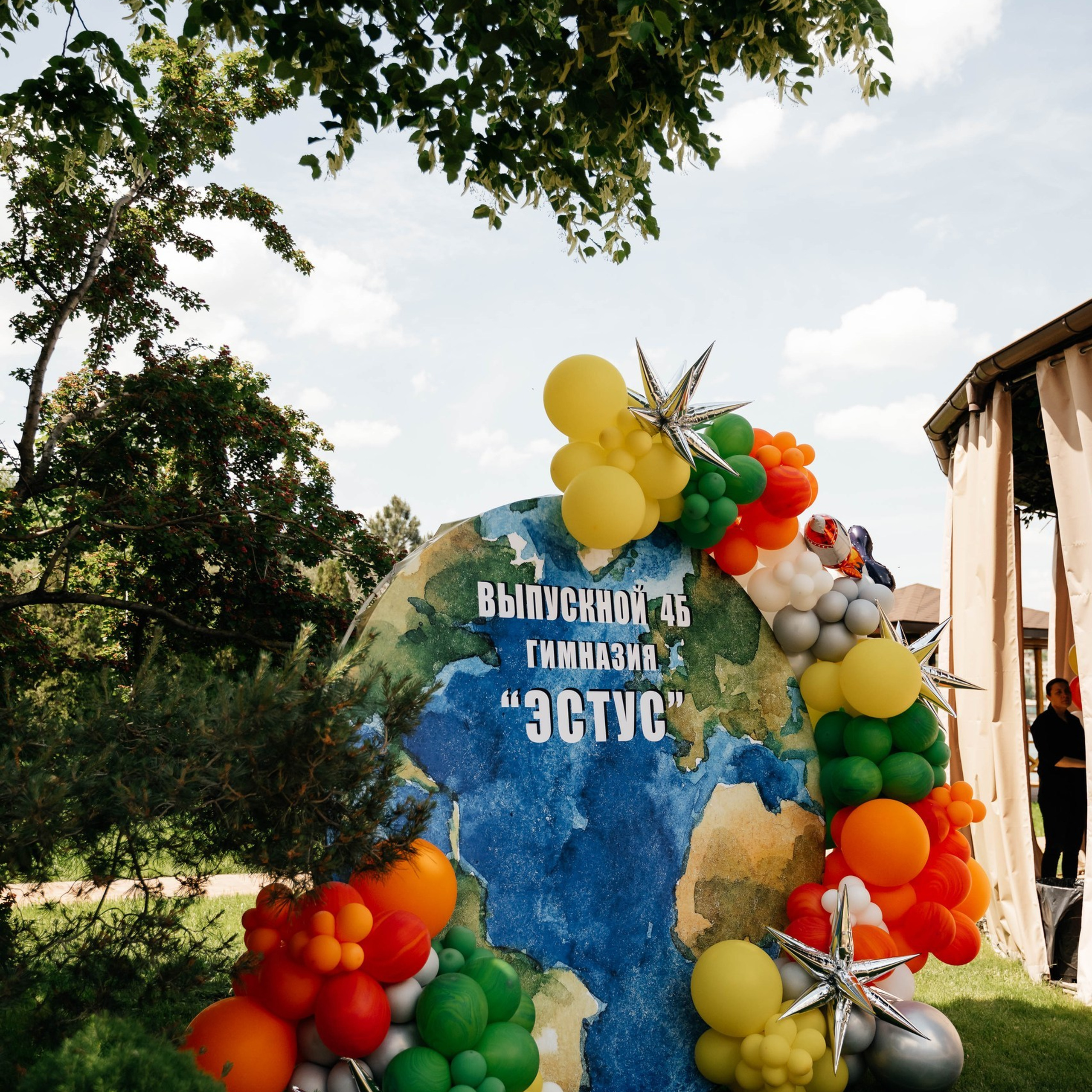 Детский праздник в Ростове-на-Дону: дети улыбаются на фоне яркого декора